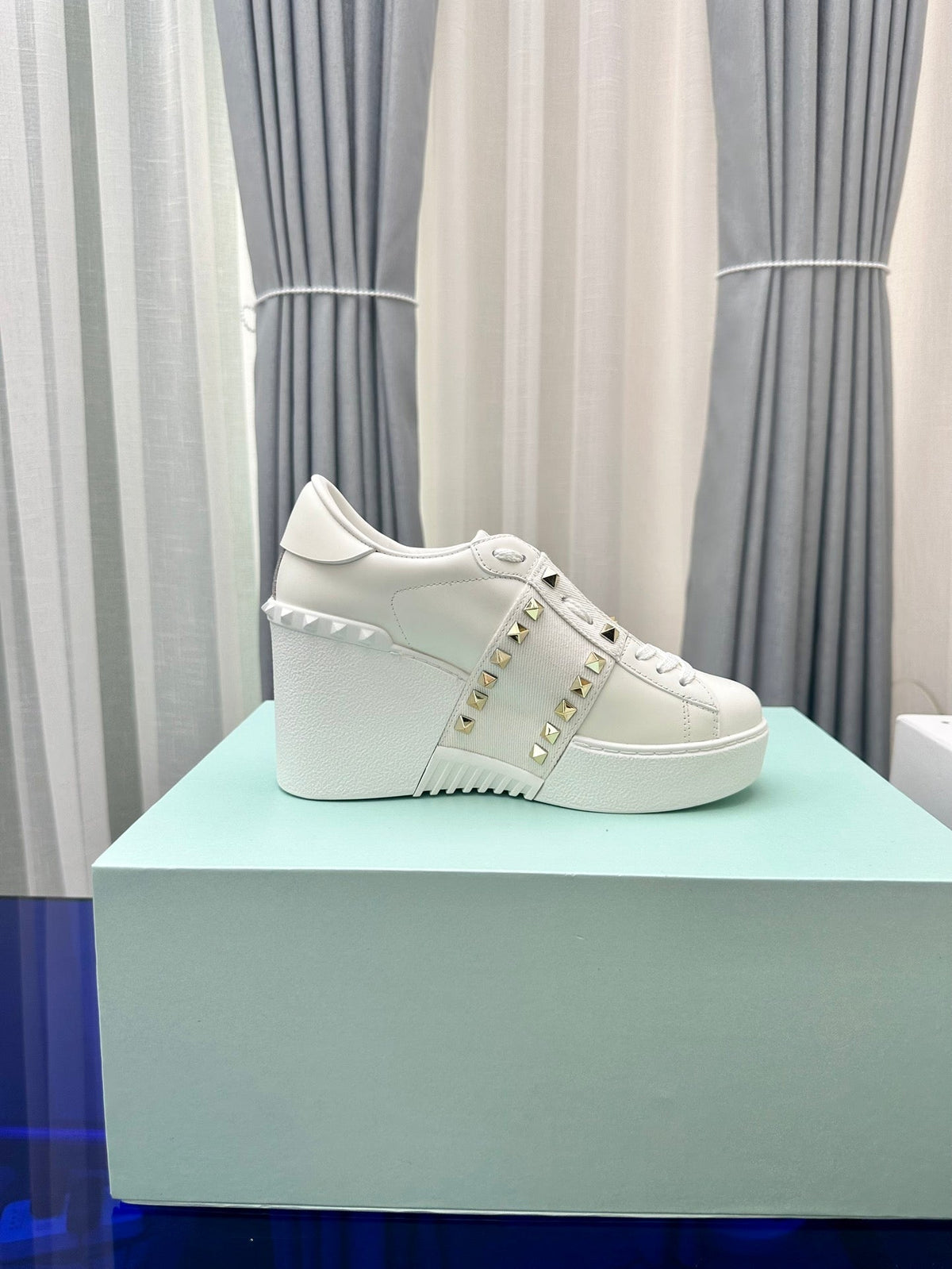 FLATFORM ROCKSTUD UNTITLED SNEAKER IN WHITE CALFSKIN