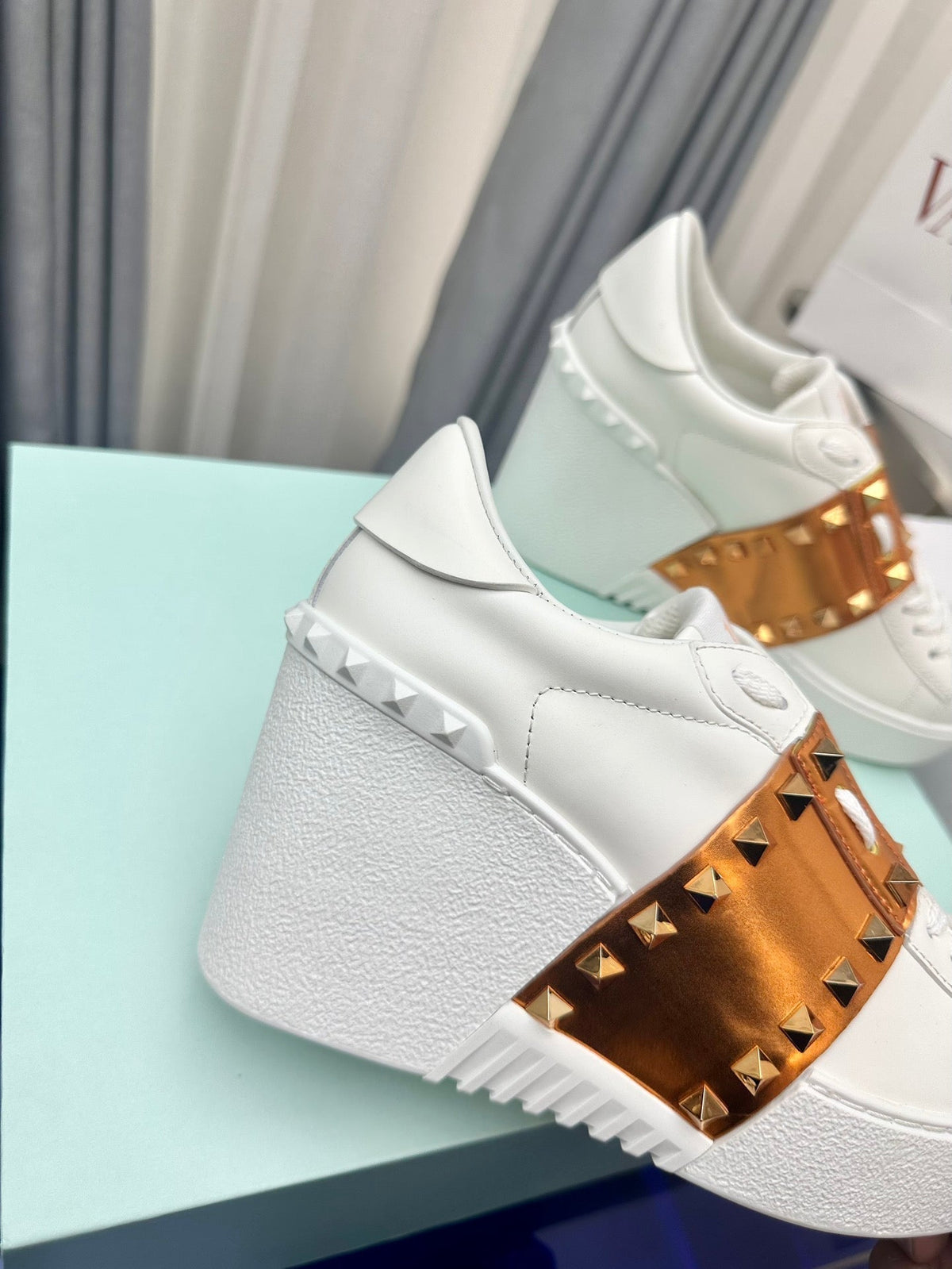 FLATFORM ROCKSTUD UNTITLED SNEAKER IN WHITE MIX COPPER BROWN CALFSKIN