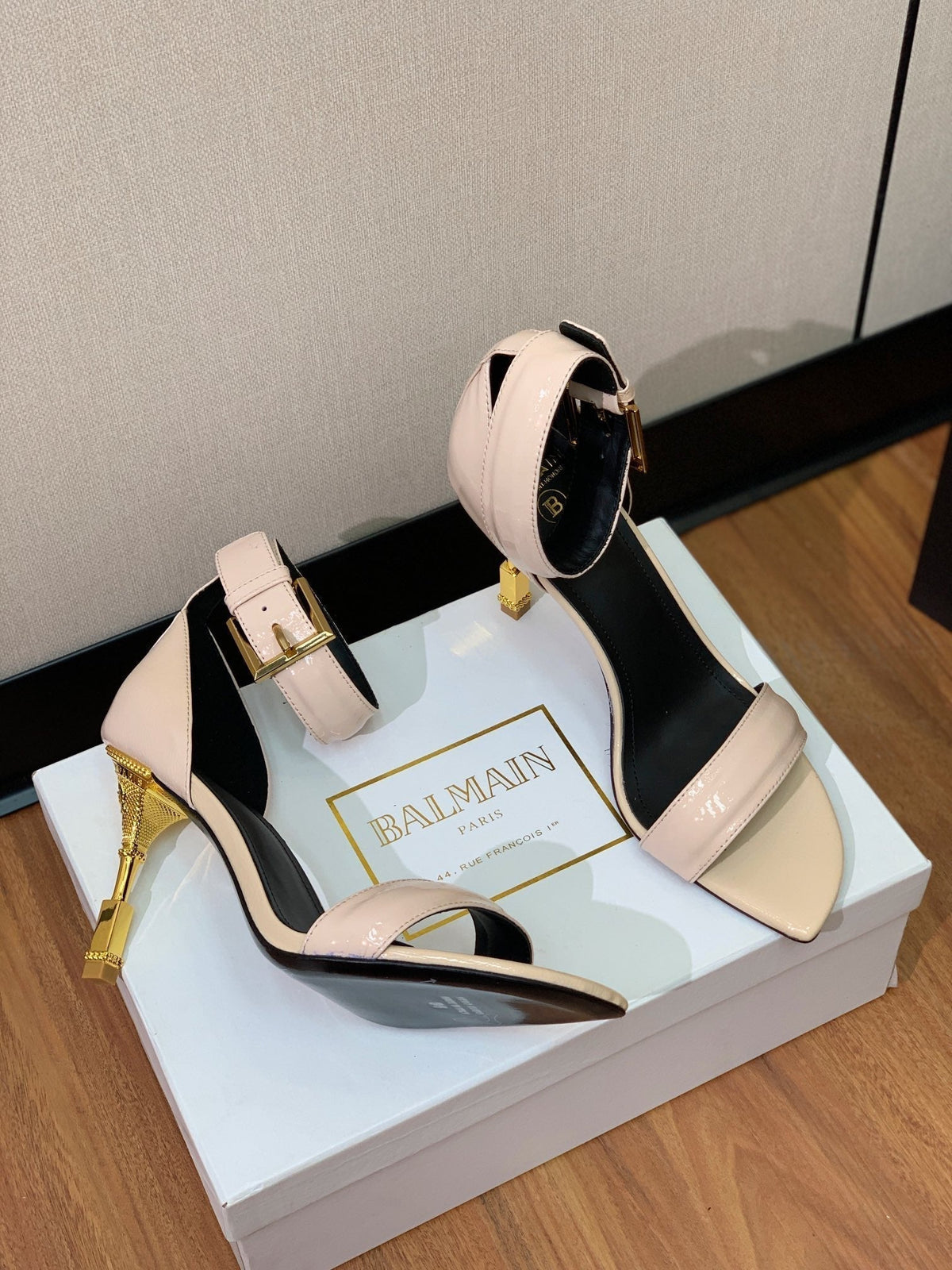 BALMAIN 25S SQUARE STRAP HIGH HEELS 100MM IN BEIGE PATENT CALFSKIN