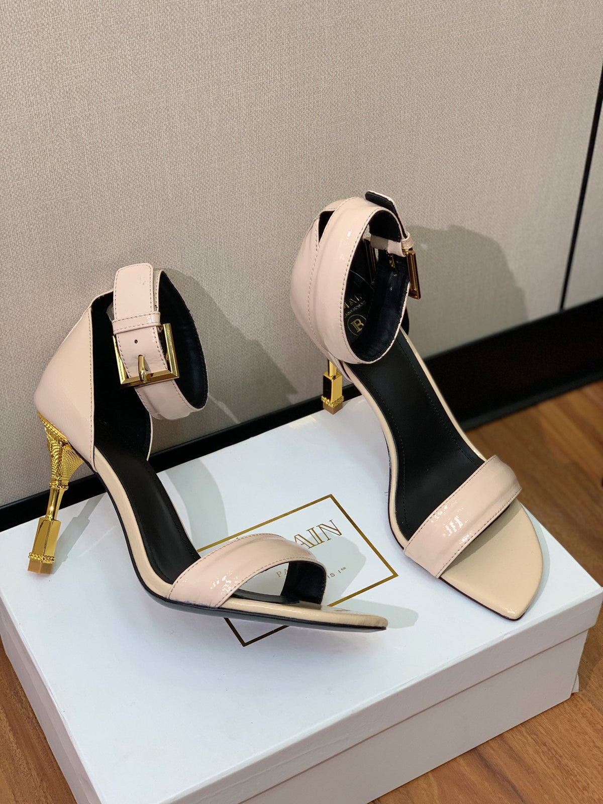 BALMAIN 25S SQUARE STRAP HIGH HEELS 100MM IN BEIGE PATENT CALFSKIN