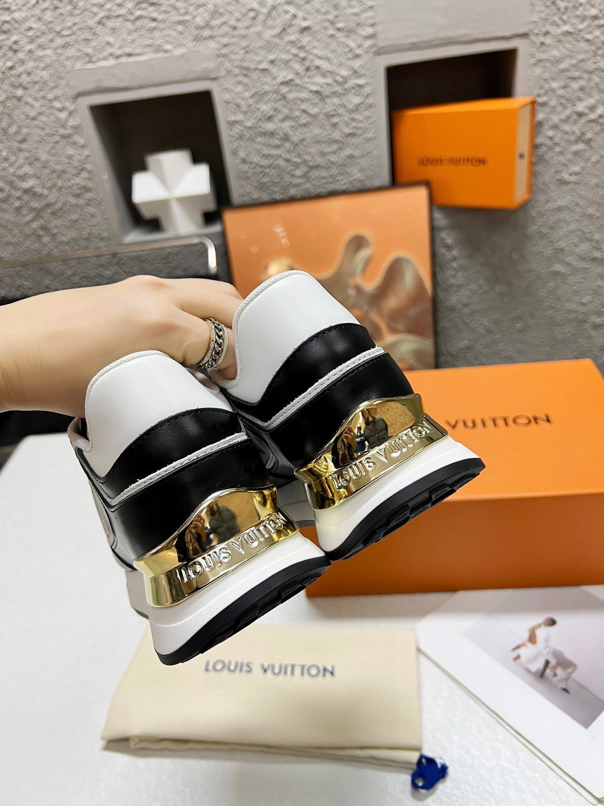 LV WOMEN SNEAKER IN BLACK CALFSKIN
