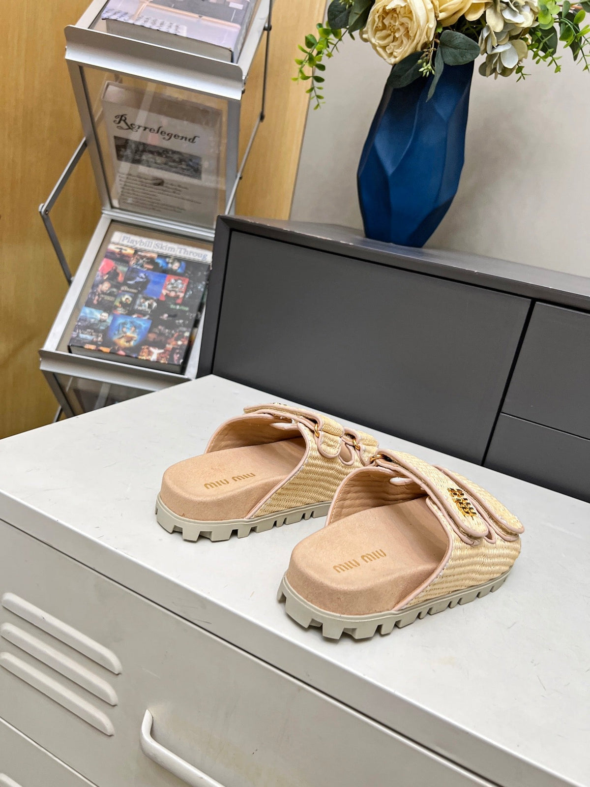 MM DOUBLE STRAP FLAT SANDALS IN BEIGE RAFFIA
