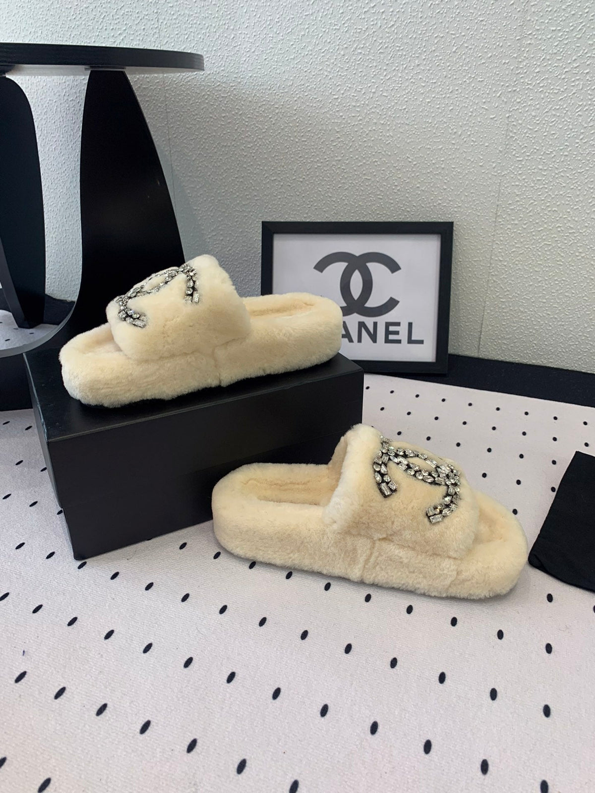 THICK-SOLED SLIPPERS IN WHITE SHEEP WOOL