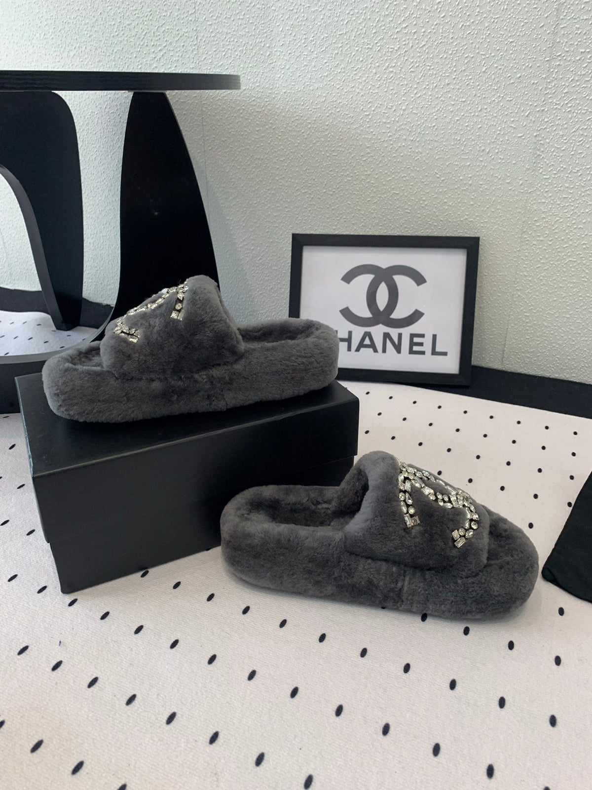 THICK-SOLED SLIPPERS IN GREY SHEEP WOOL