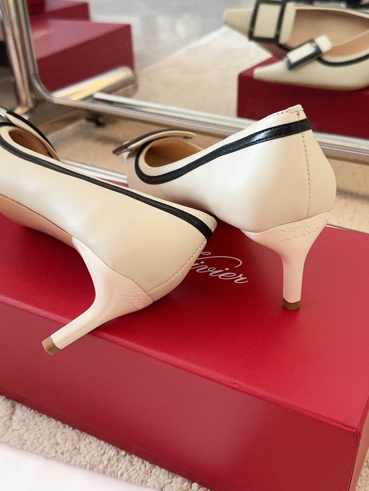 VIV’ CANARD PUMPS IN OFF WHITE SHINY CALFSKIN