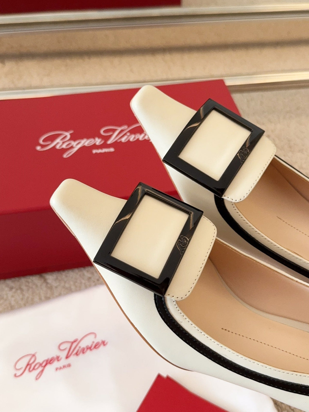 VIV’ CANARD PUMPS IN OFF WHITE SHINY CALFSKIN