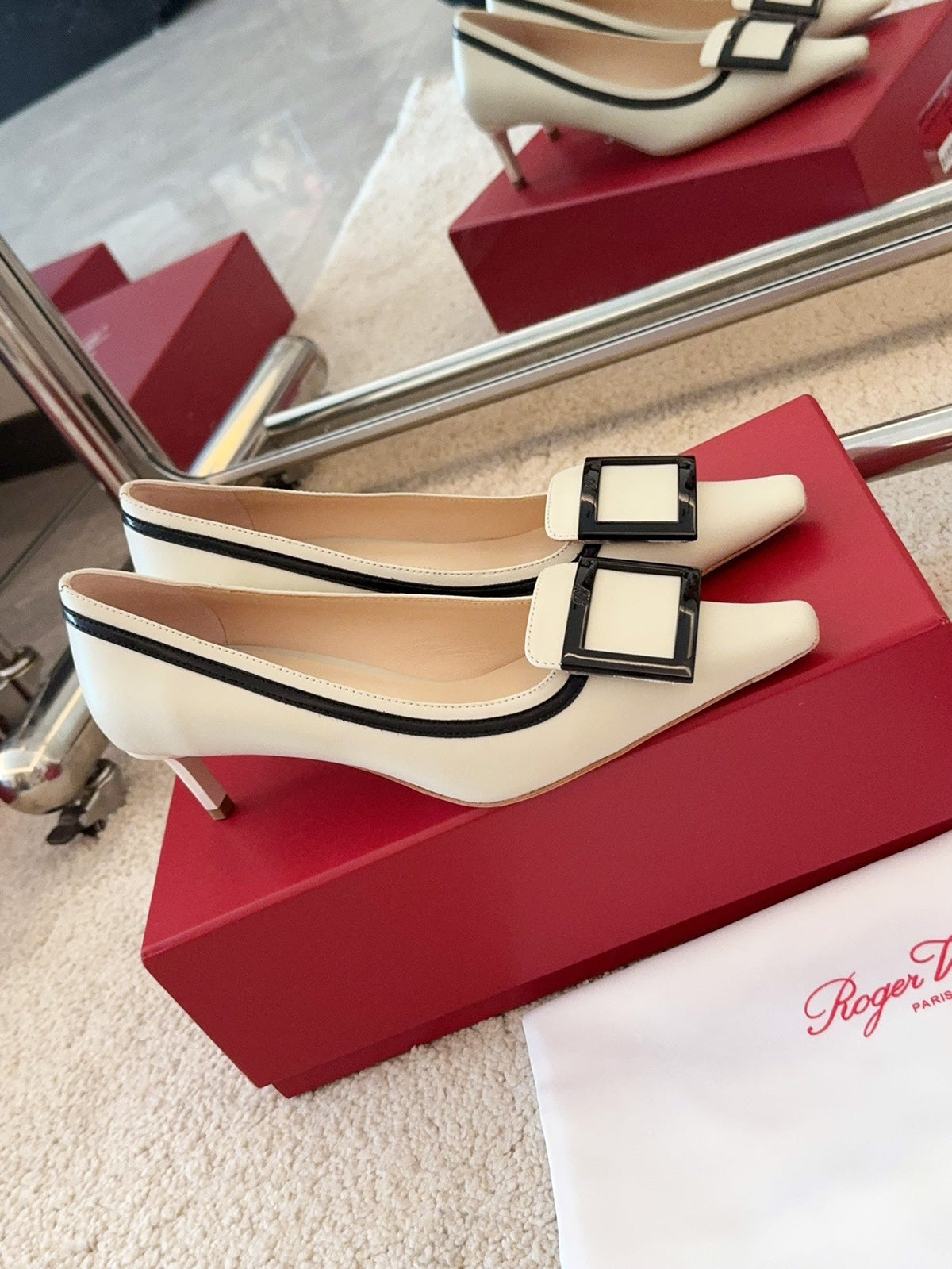 VIV’ CANARD PUMPS IN OFF WHITE SHINY CALFSKIN