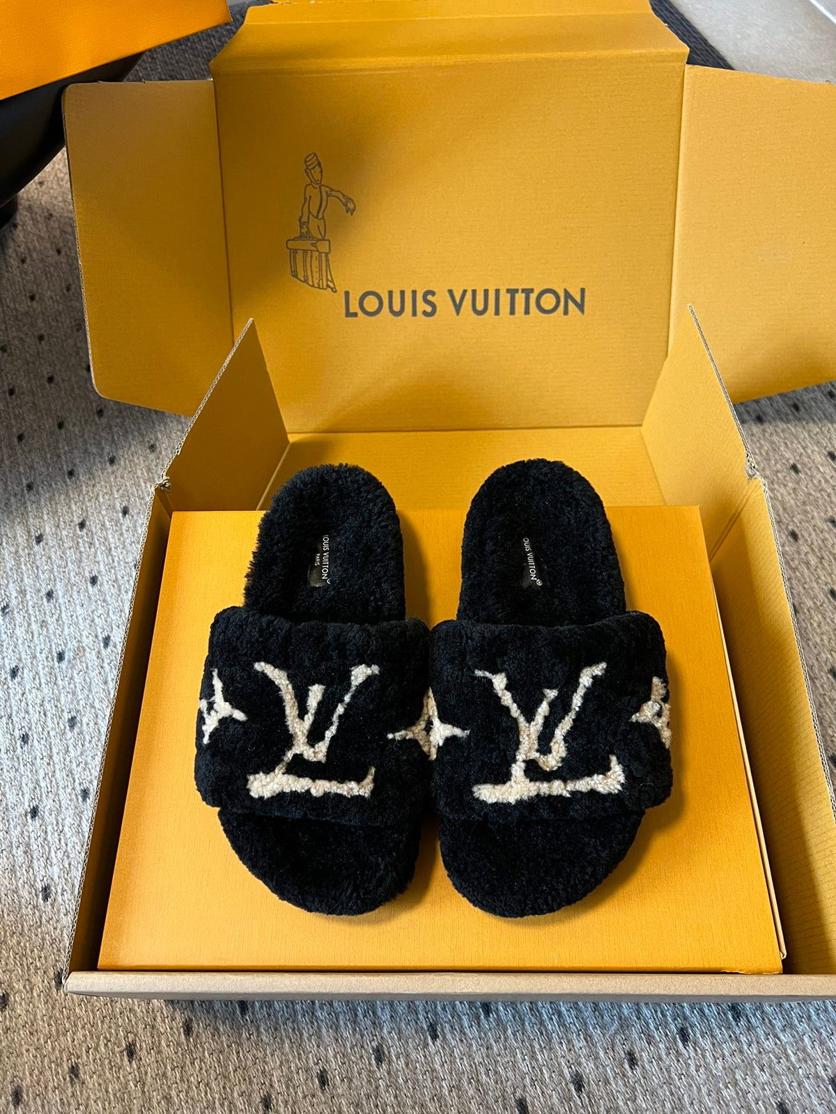 SLIPPER IN BLACK FLEECE WITH BEIGE LOGO