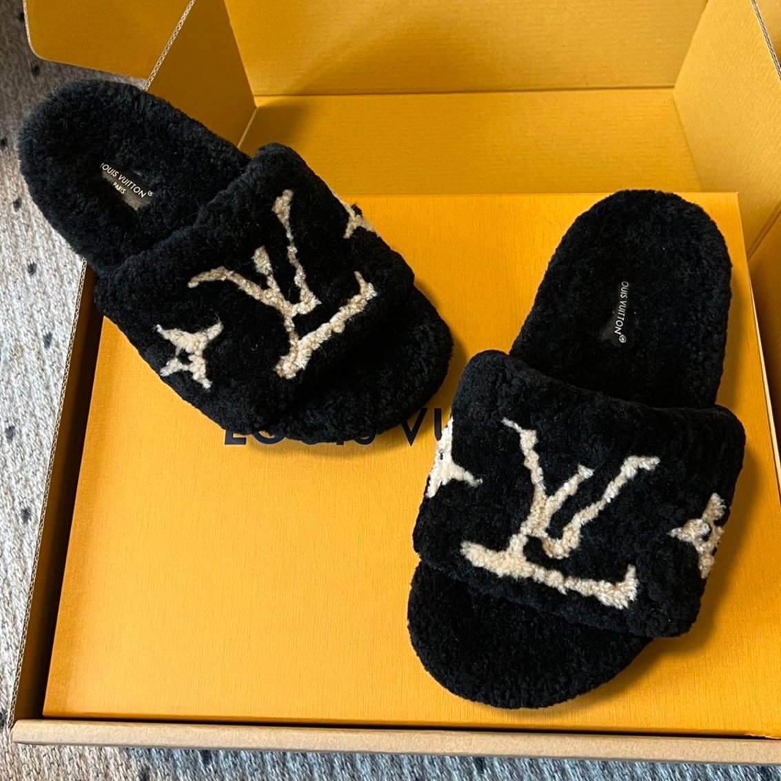 SLIPPER IN BLACK FLEECE WITH BEIGE LOGO
