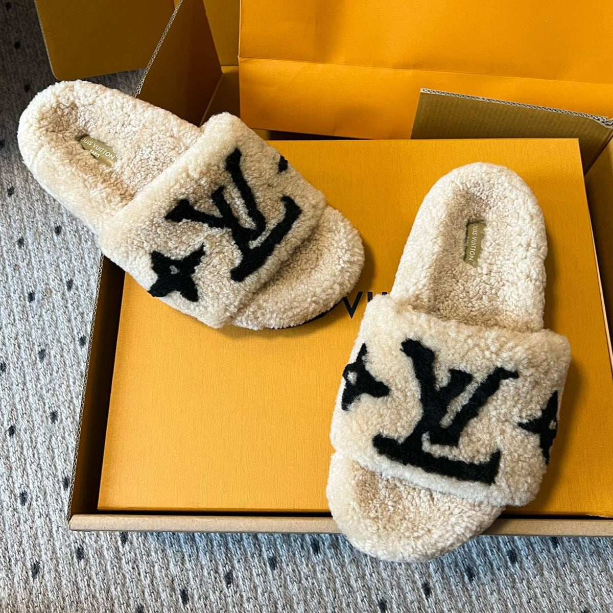 SLIPPER IN CAMEL BEIGE MIX BLACK FLEECE