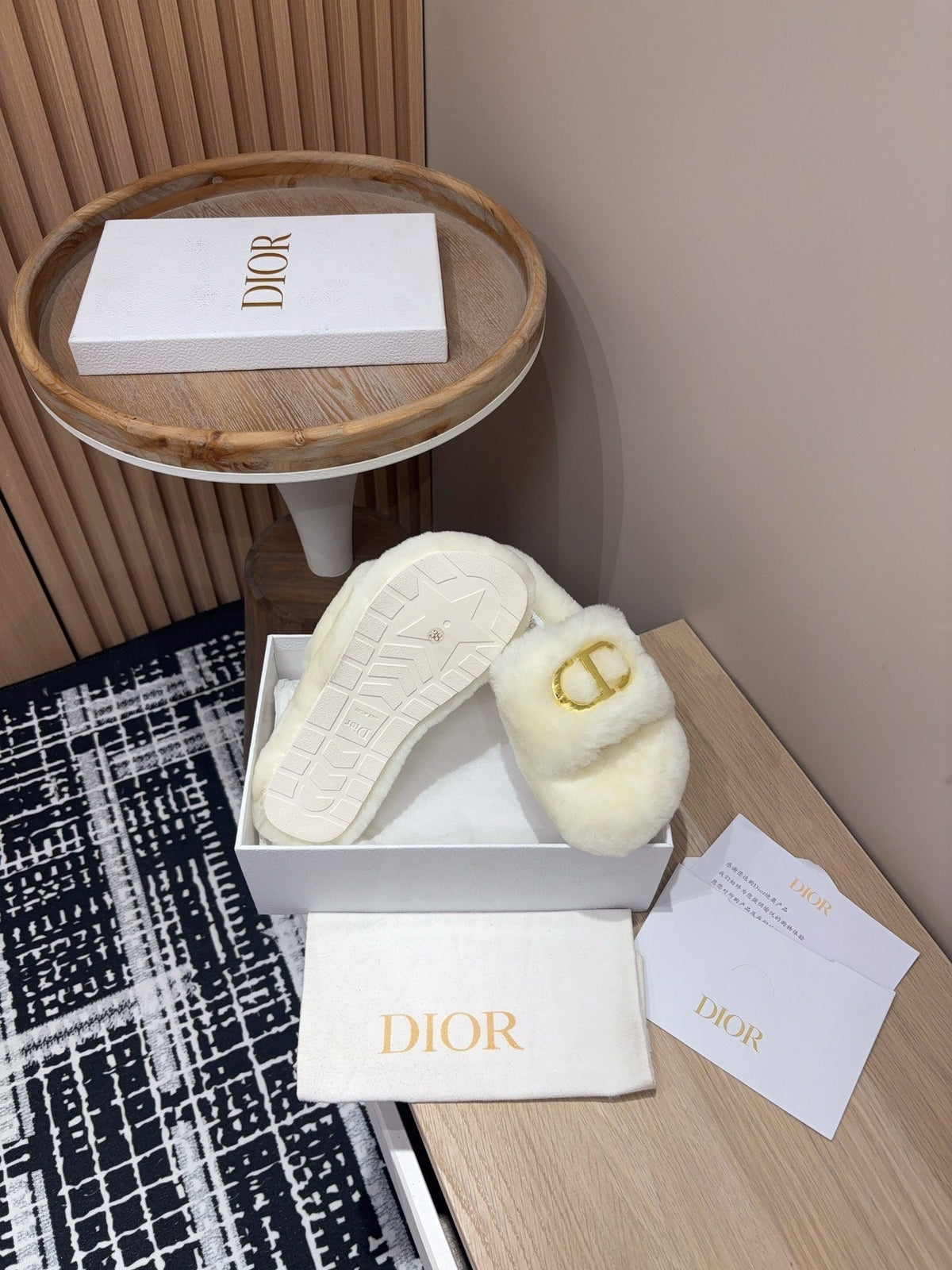 THICK-SOLE SLIPPER IN WHITE CREAM FLEECE WITH GOLD LOGO