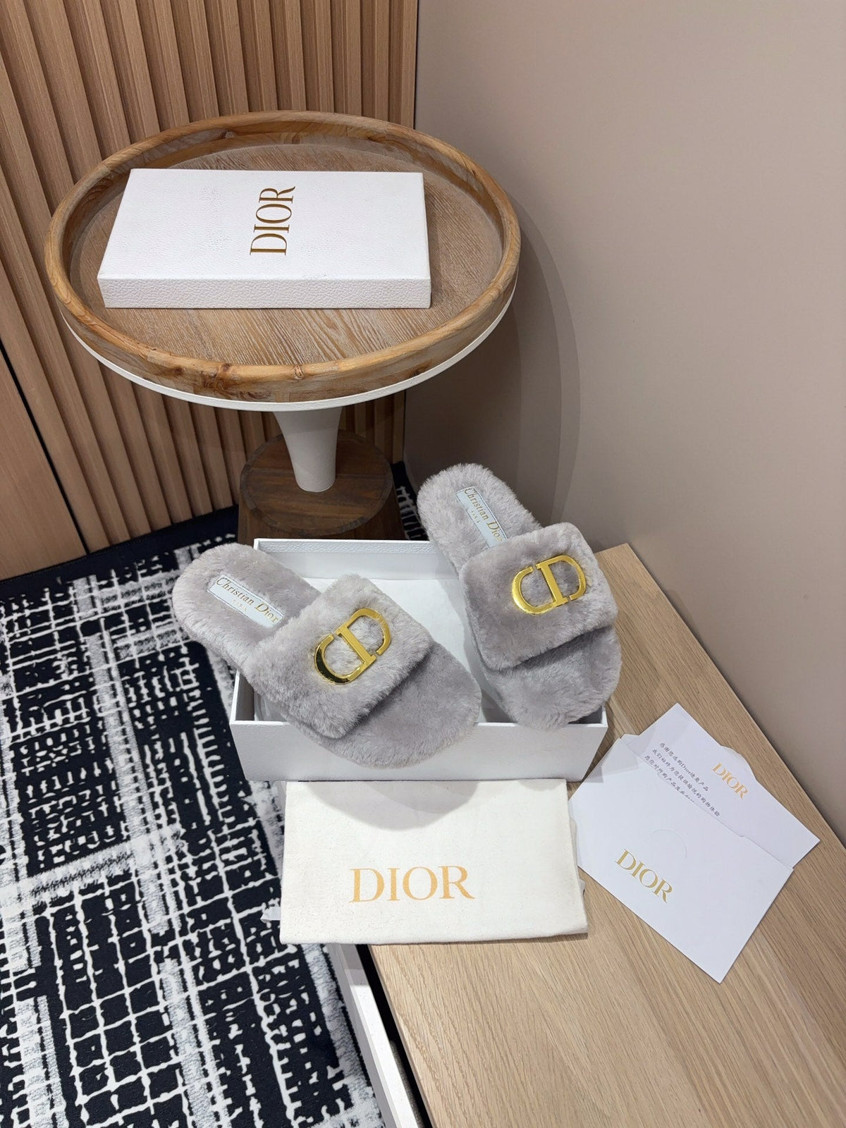 THICK-SOLE SLIPPER IN PALE GRAY FLEECE WITH GOLD LOGO