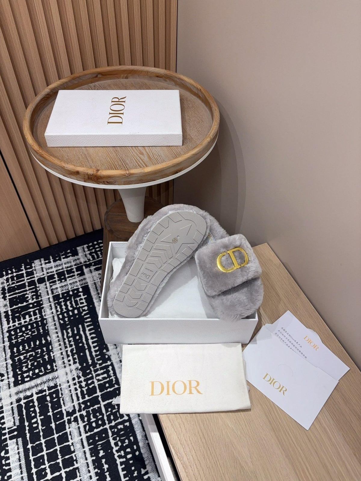 THICK-SOLE SLIPPER IN PALE GRAY FLEECE WITH GOLD LOGO