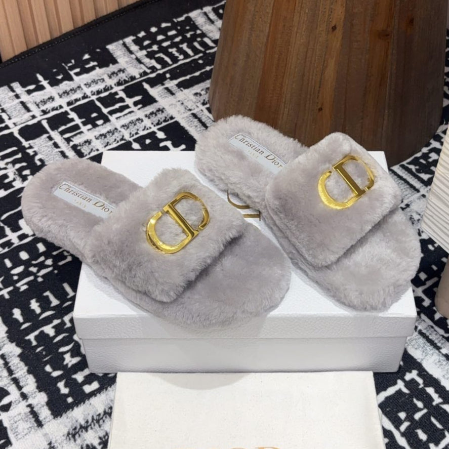 THICK-SOLE SLIPPER IN PALE GRAY FLEECE WITH GOLD LOGO