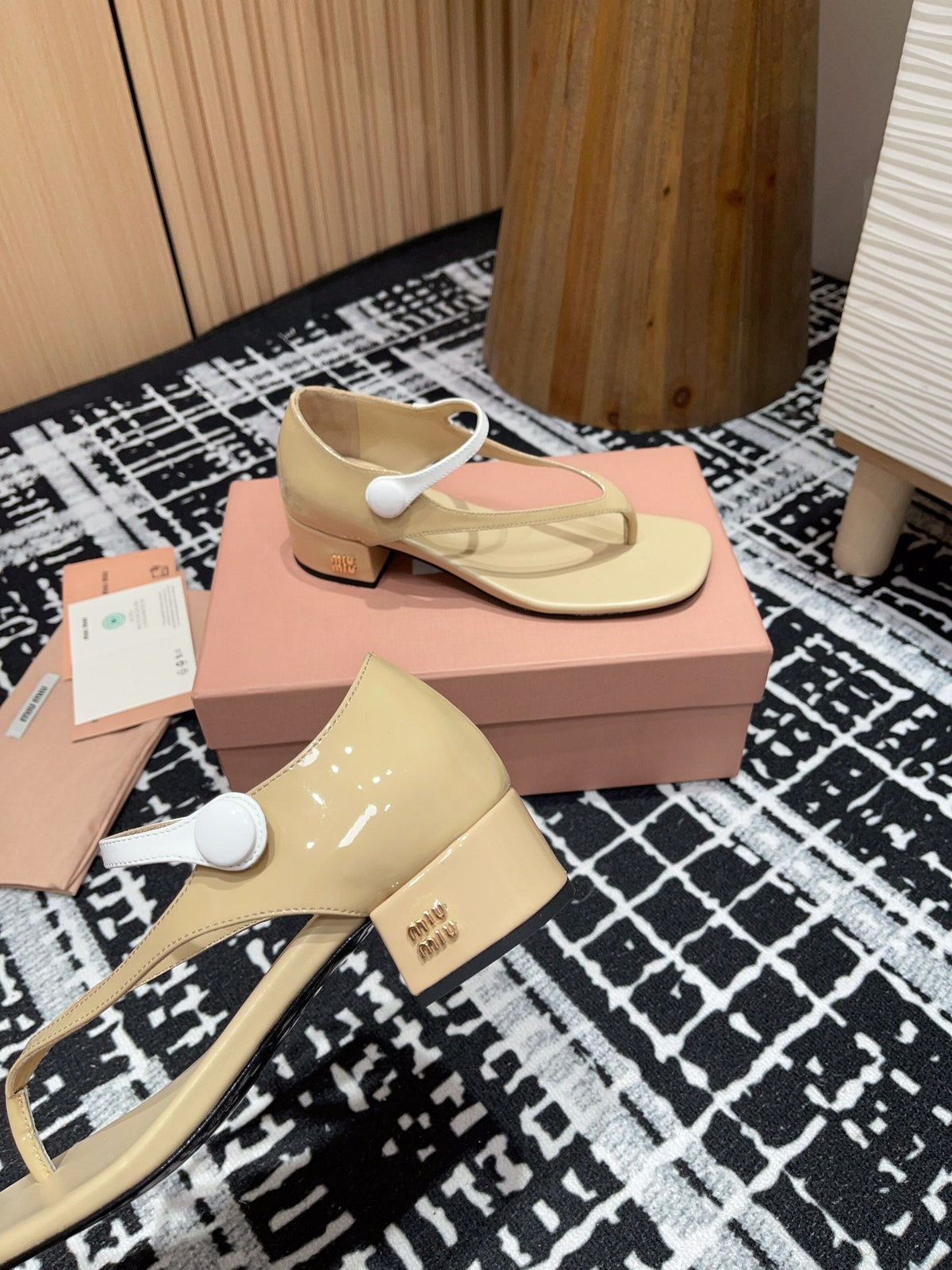 HIGH THONG SANDALS WITH WHITE STRAP IN BEIGE GLOSSY LAMBSKIN
