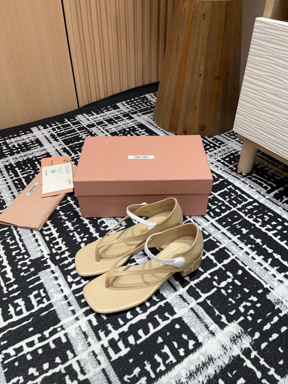 HIGH THONG SANDALS WITH WHITE STRAP IN BEIGE GLOSSY LAMBSKIN