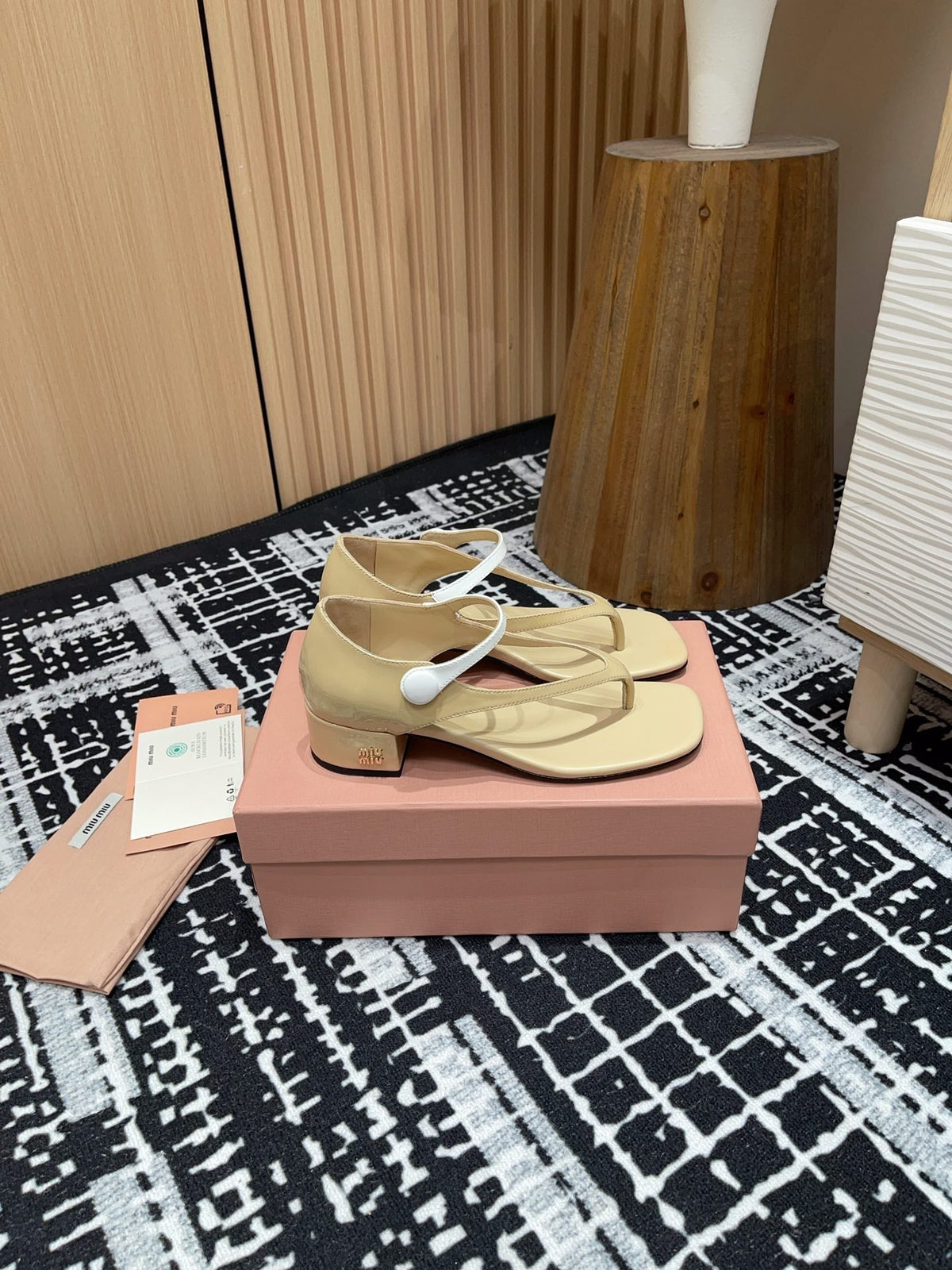 HIGH THONG SANDALS WITH WHITE STRAP IN BEIGE GLOSSY LAMBSKIN