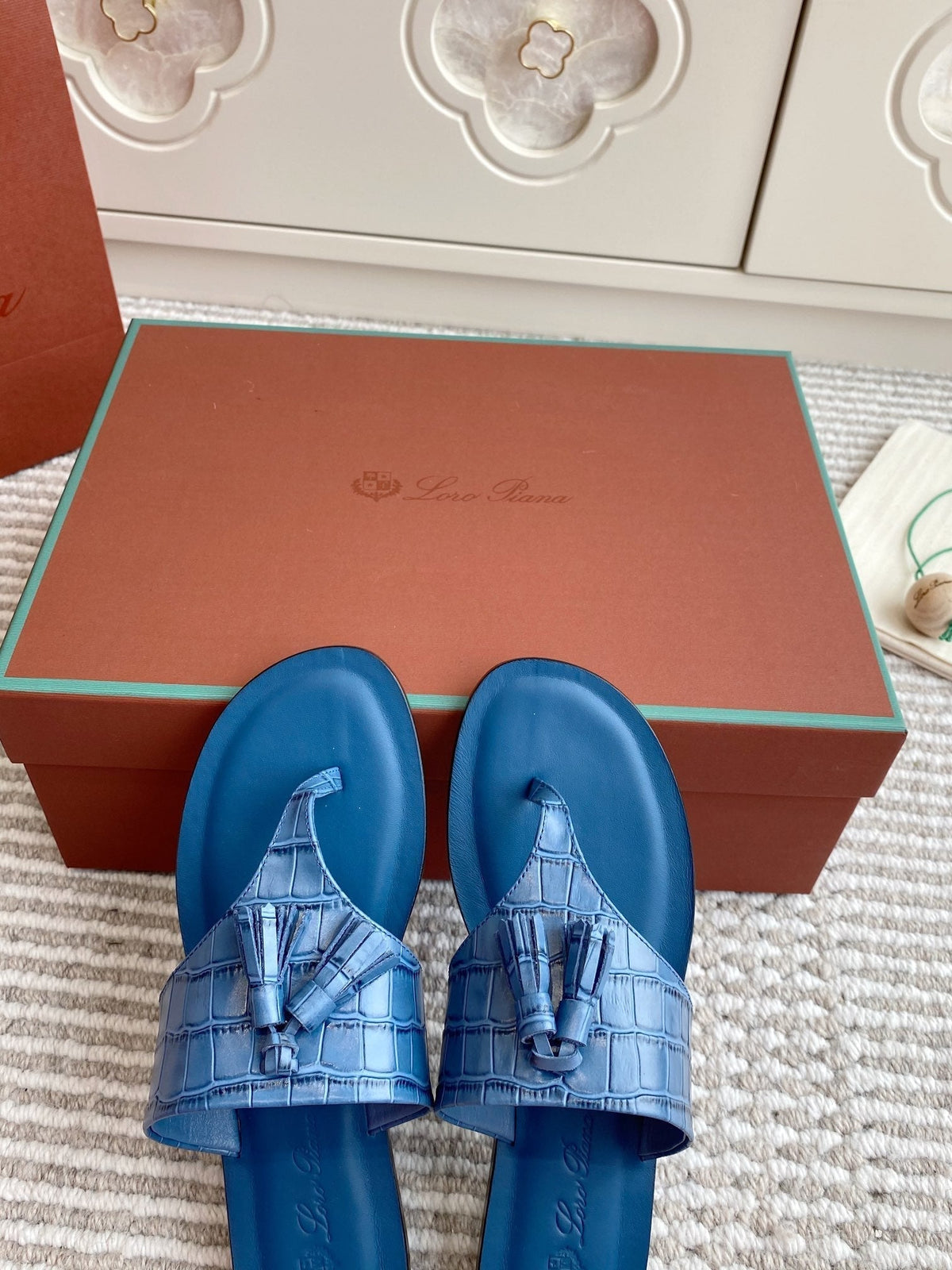 FLIP FLOPS IN BLUE LAMBSKIN SNAKE EMBOSSING