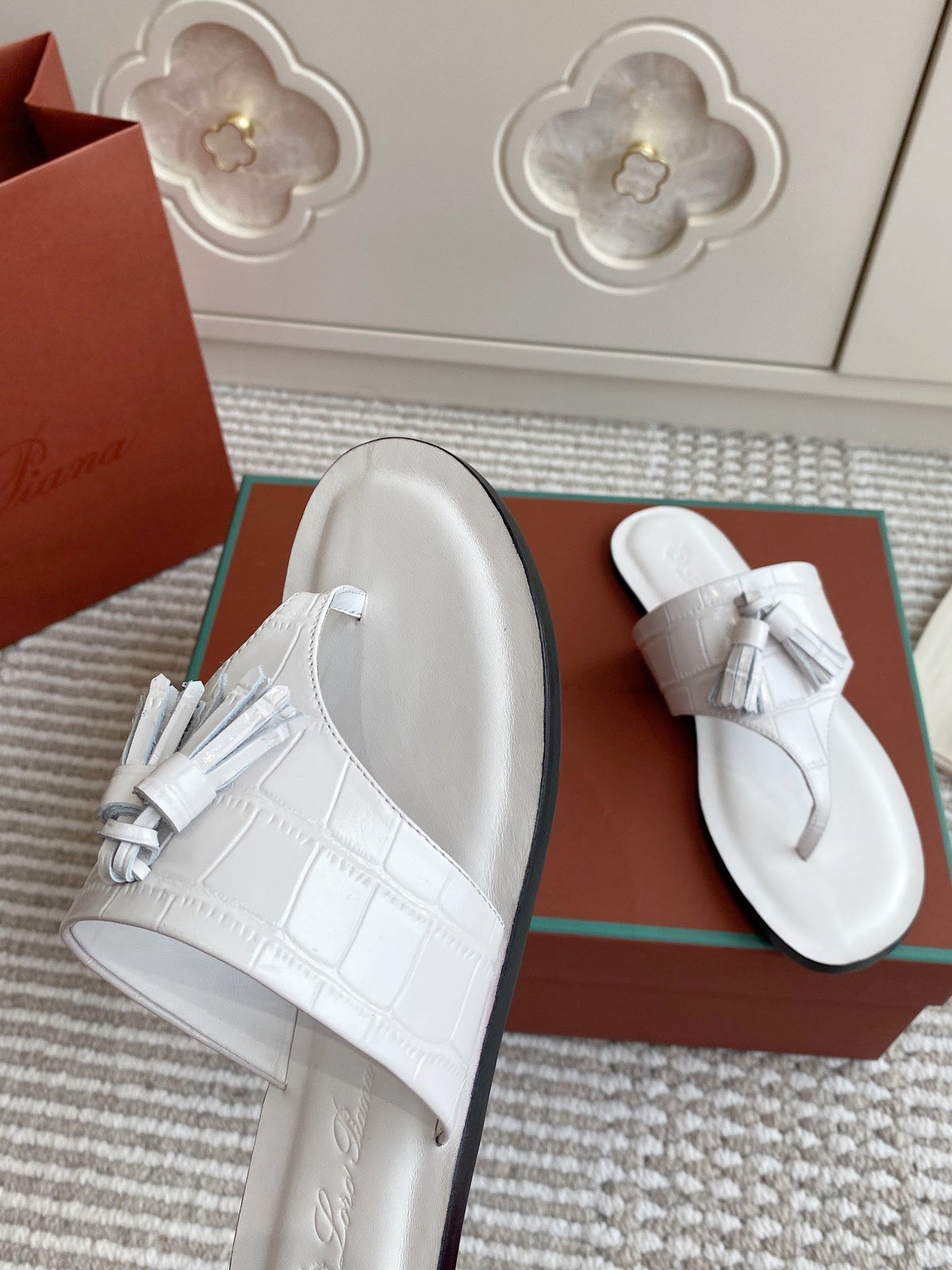 FLIP FLOPS IN WHITE LAMBSKIN SNAKE EMBOSSING