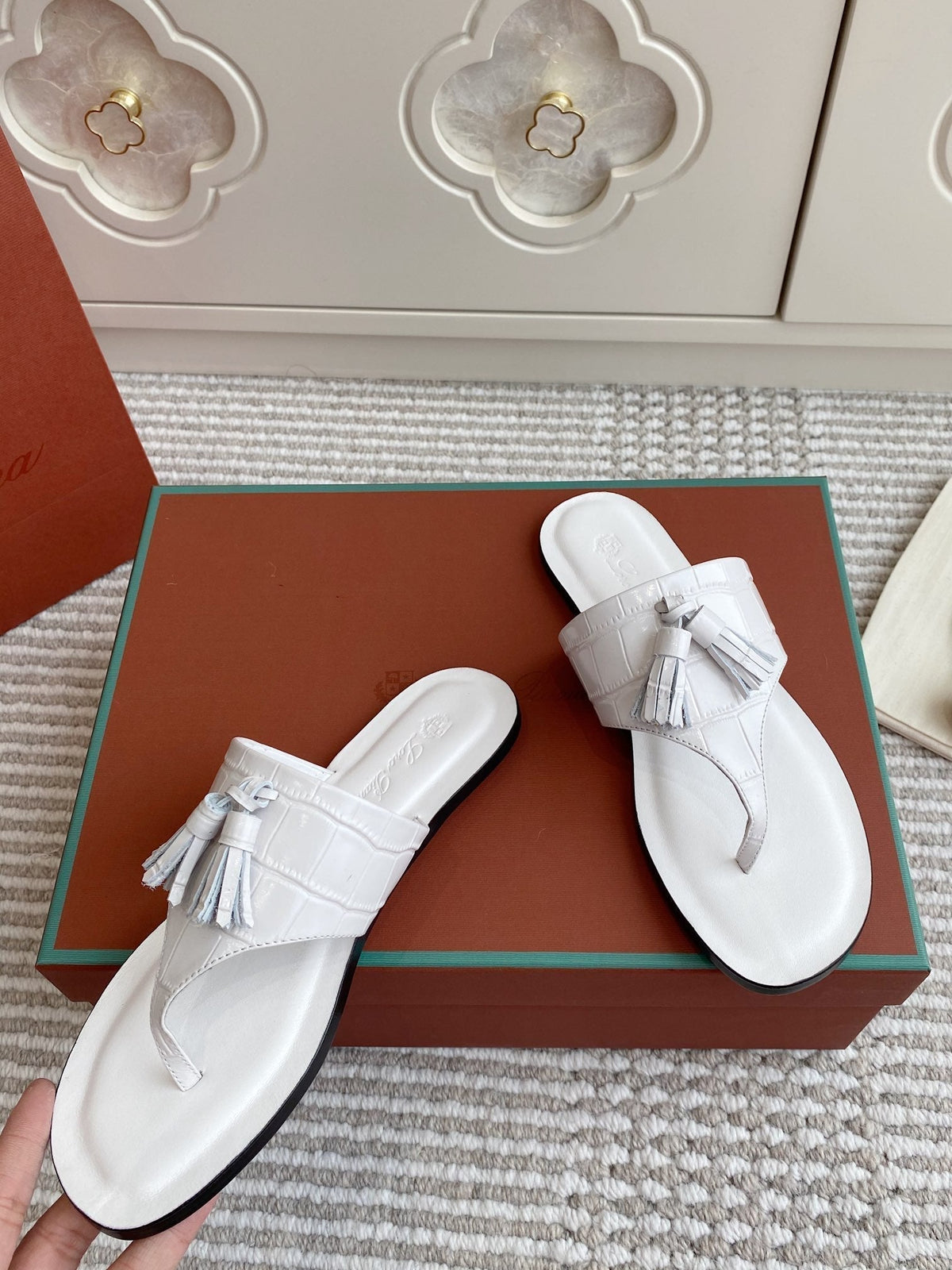FLIP FLOPS IN WHITE LAMBSKIN SNAKE EMBOSSING