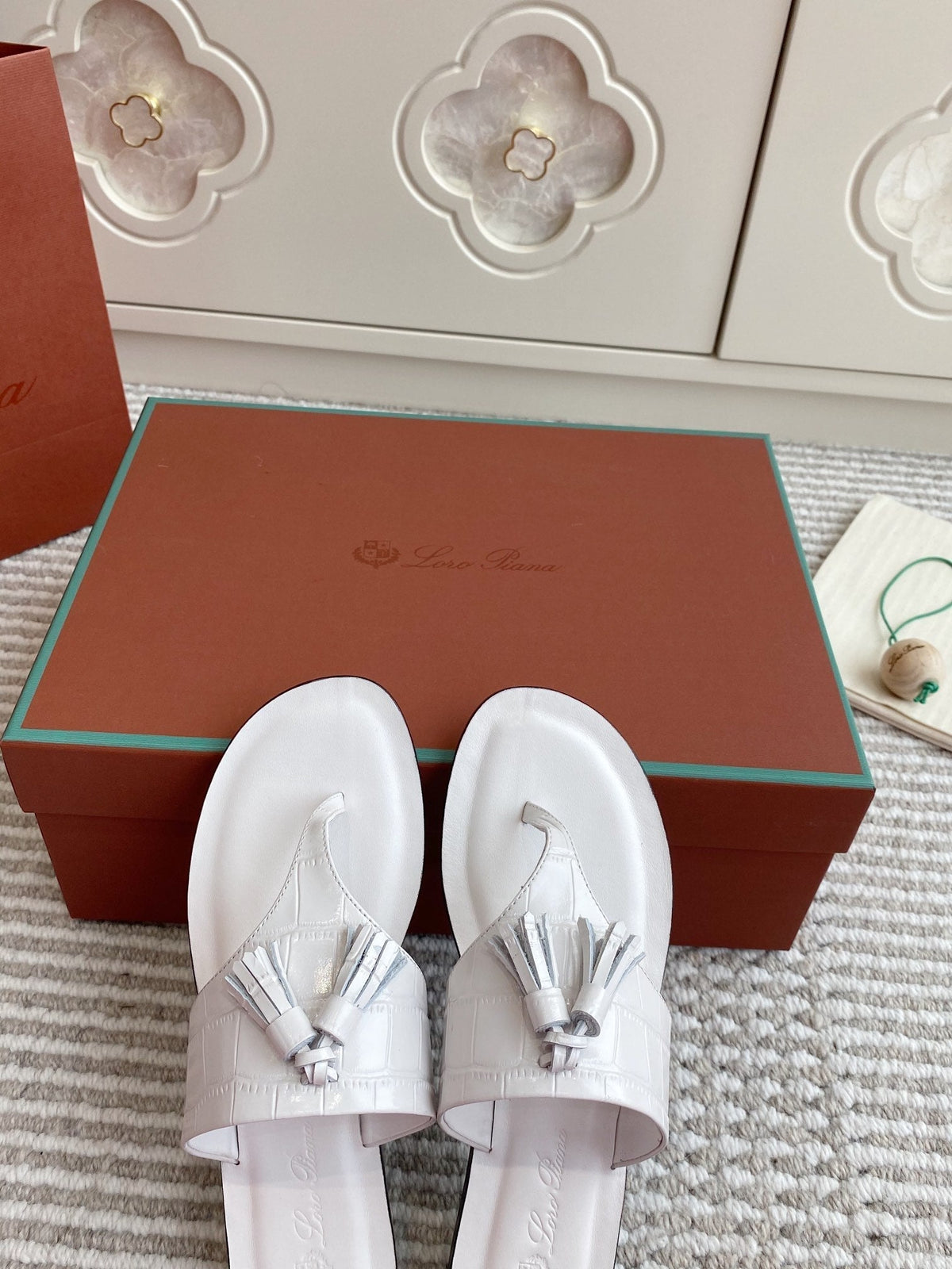 FLIP FLOPS IN WHITE LAMBSKIN SNAKE EMBOSSING