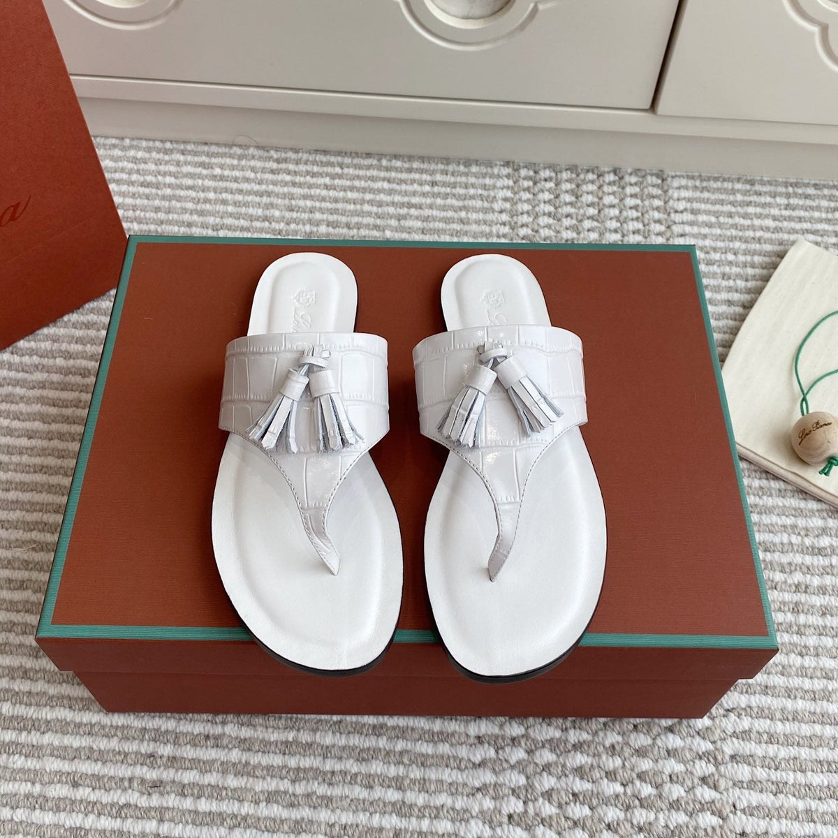 FLIP FLOPS IN WHITE LAMBSKIN SNAKE EMBOSSING