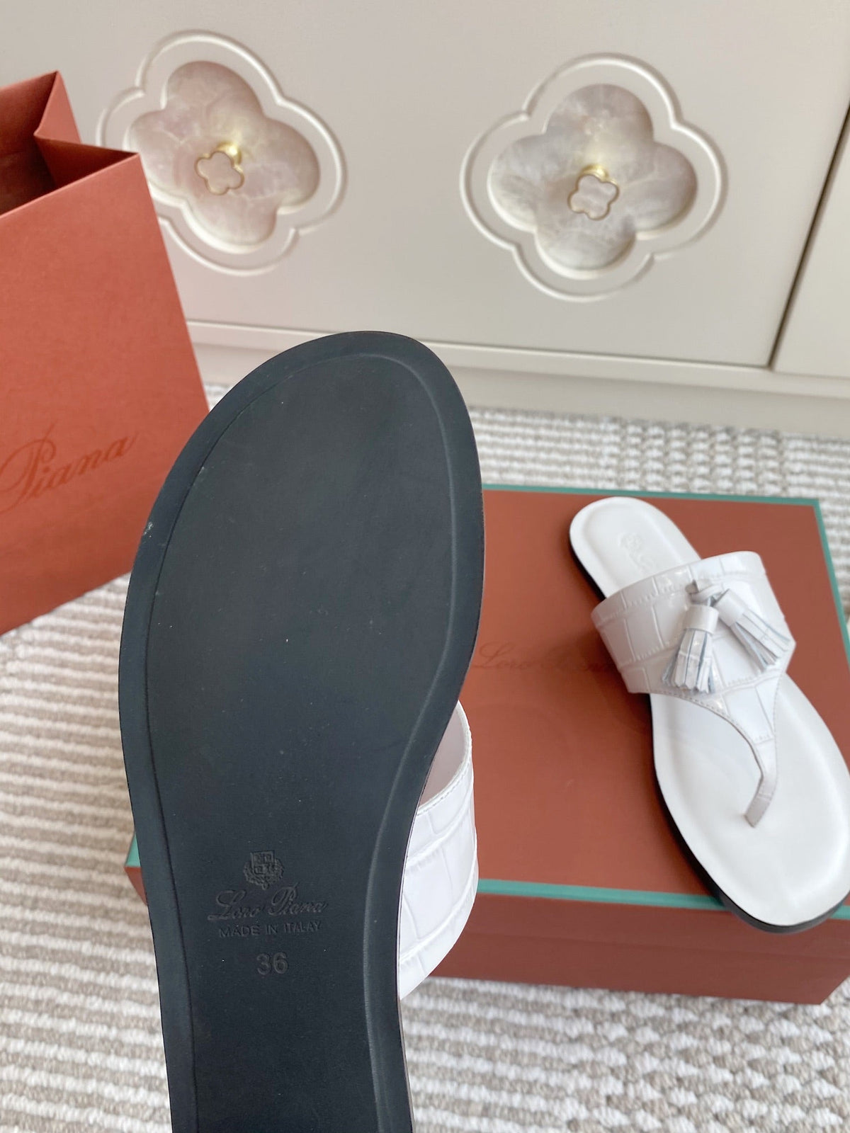 FLIP FLOPS IN WHITE LAMBSKIN SNAKE EMBOSSING