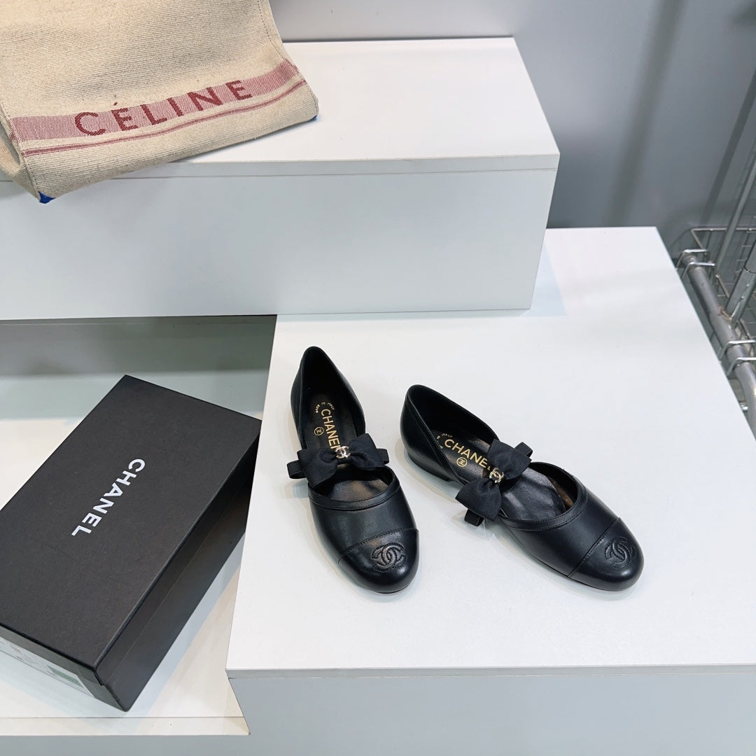 CHANEL FLAT MARY JANE SHOES 25S IN BLACK LAMBSKIN EMBOSSED LOGO WITH BOW