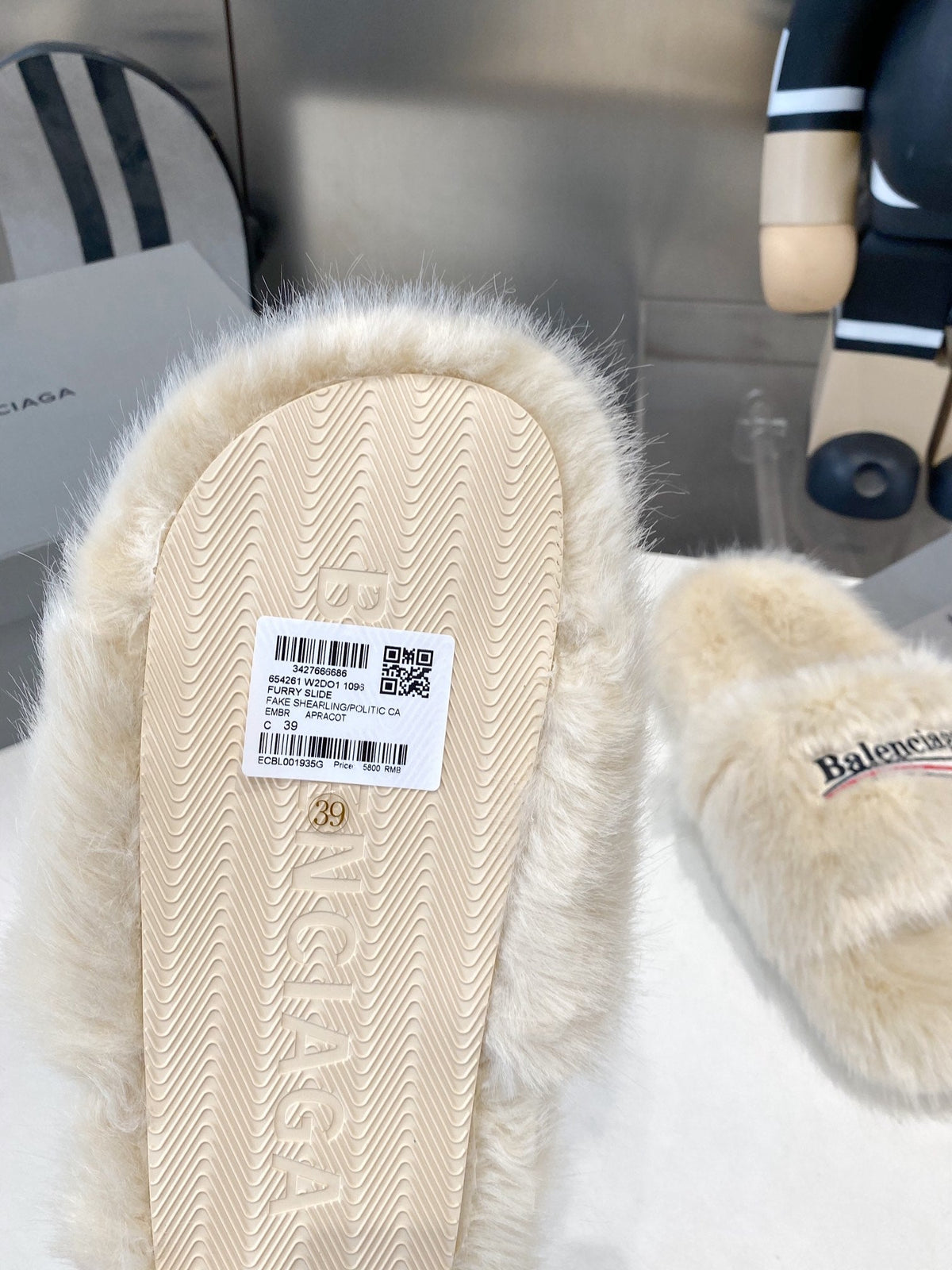 BALENCIAGA 25S FUR SLIPPERS IN LIGHT BEIGE FAUX SHEARLING