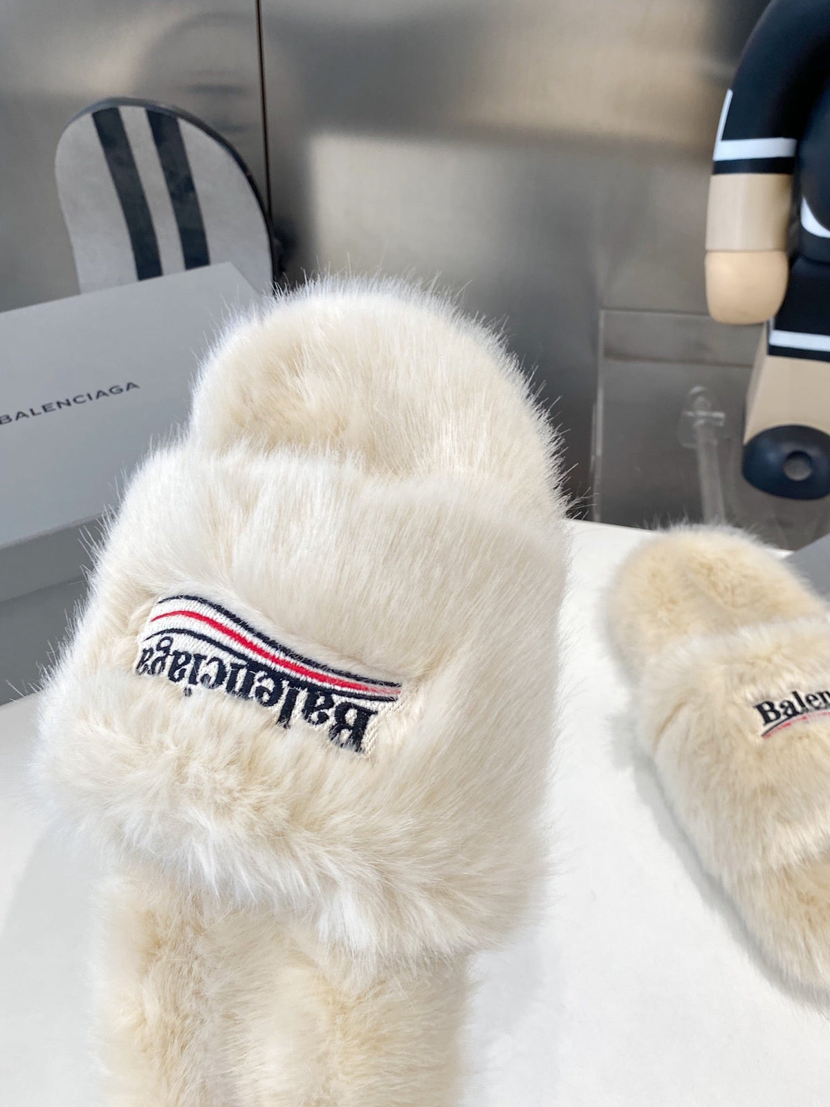 BALENCIAGA 25S FUR SLIPPERS IN LIGHT BEIGE FAUX SHEARLING