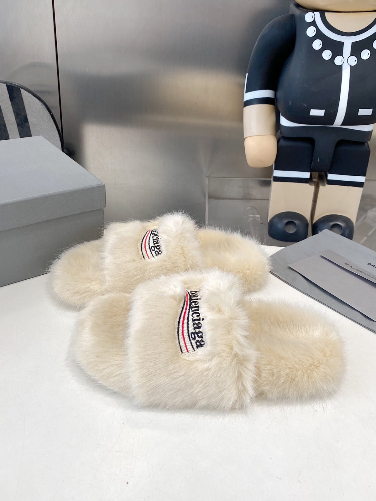 BALENCIAGA 25S FUR SLIPPERS IN LIGHT BEIGE FAUX SHEARLING