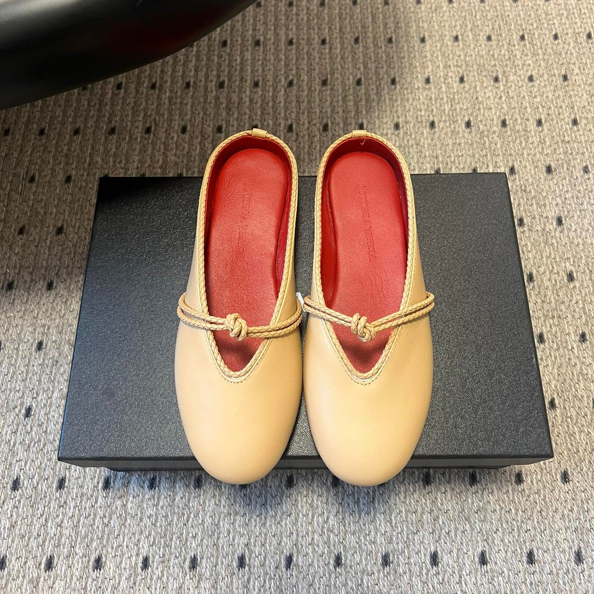 BOTTEGA VENETA 26S FLAT MULES IN BEIGE LAMBSKIN