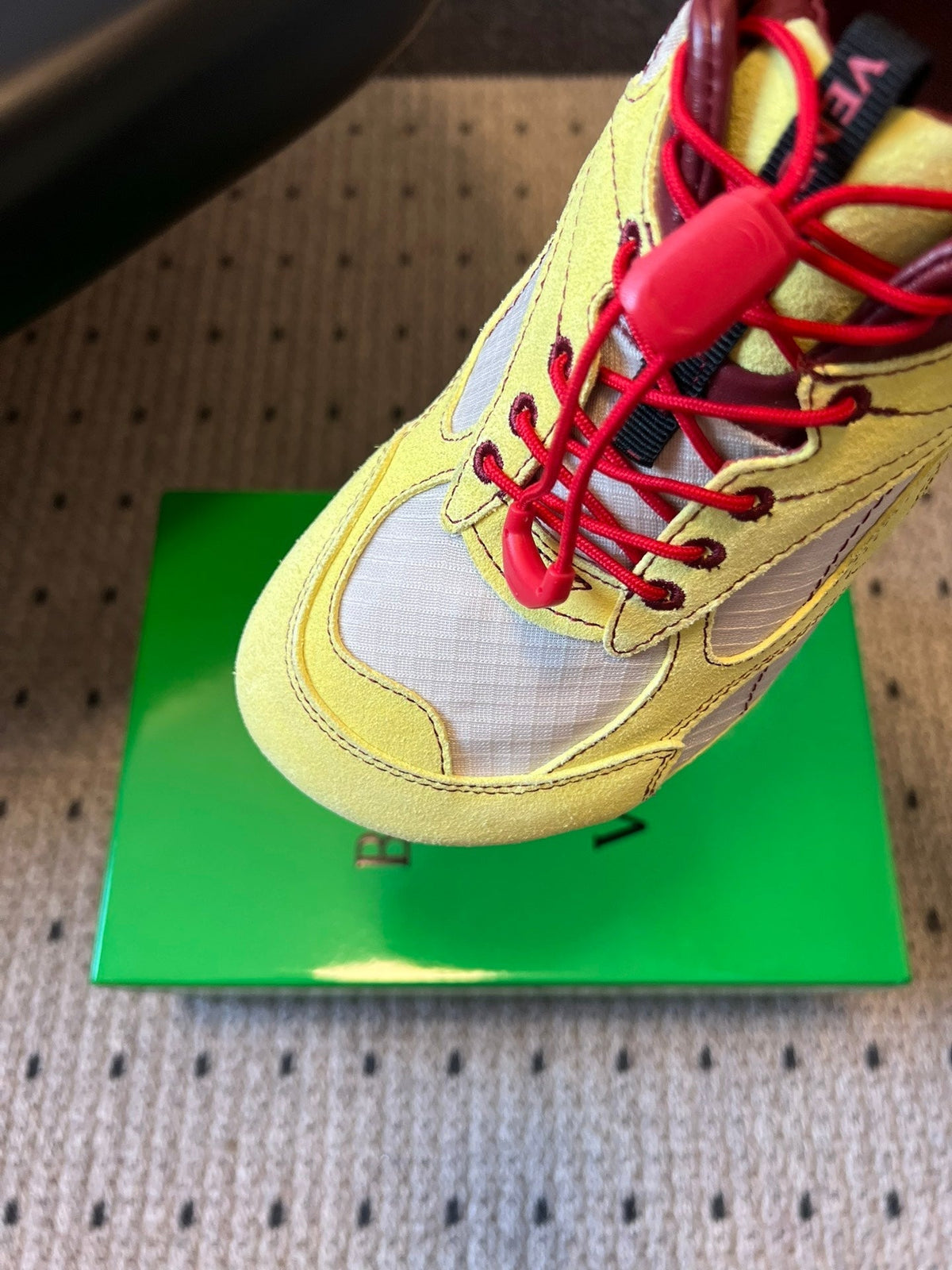 BOTTEGA VENETA 26S SNEAKERS IN LIGHT YELLOW SUEDE AND CREAM WHITE MESH FABRIC