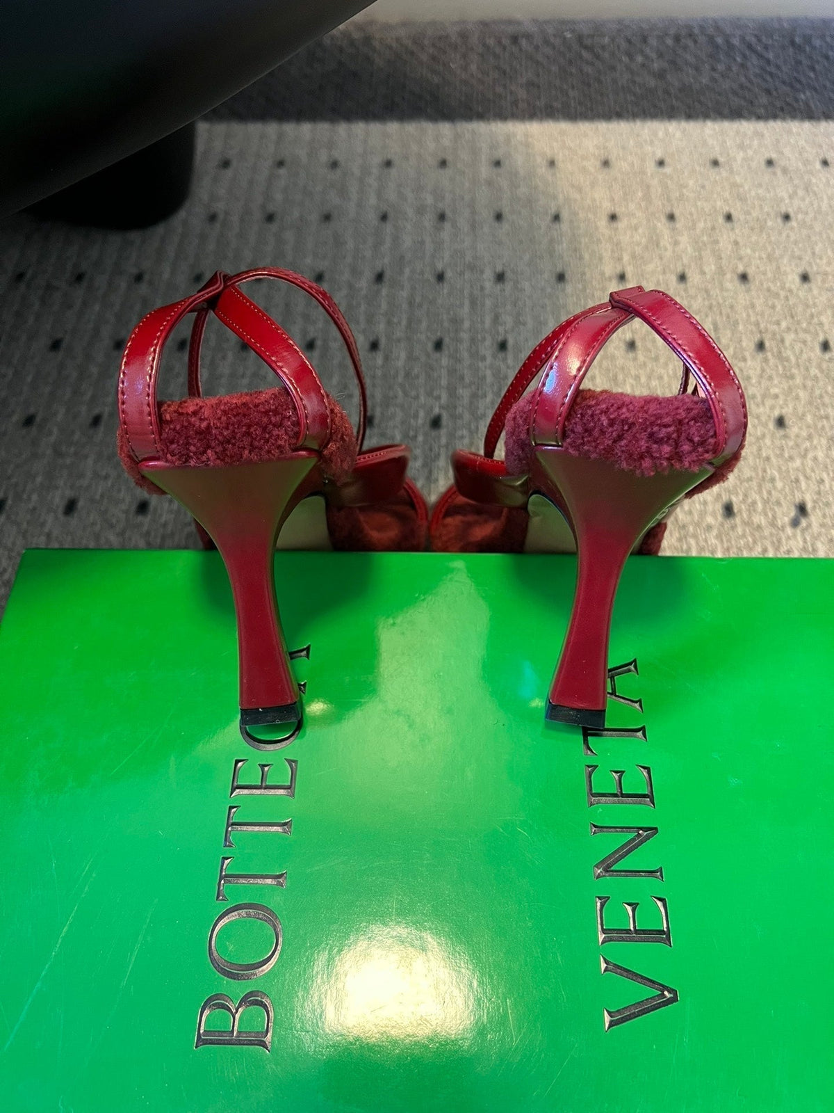 BOTTEGA VENETA 26S SQUARE-TOE HIGH-HEEL SANDALS 90 MM IN RED LAMBSKIN AND WOOL