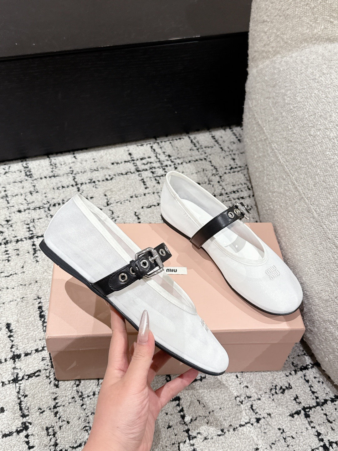 MM BALLET FLATS IN WHITE MESH AND BLACK LEATHER