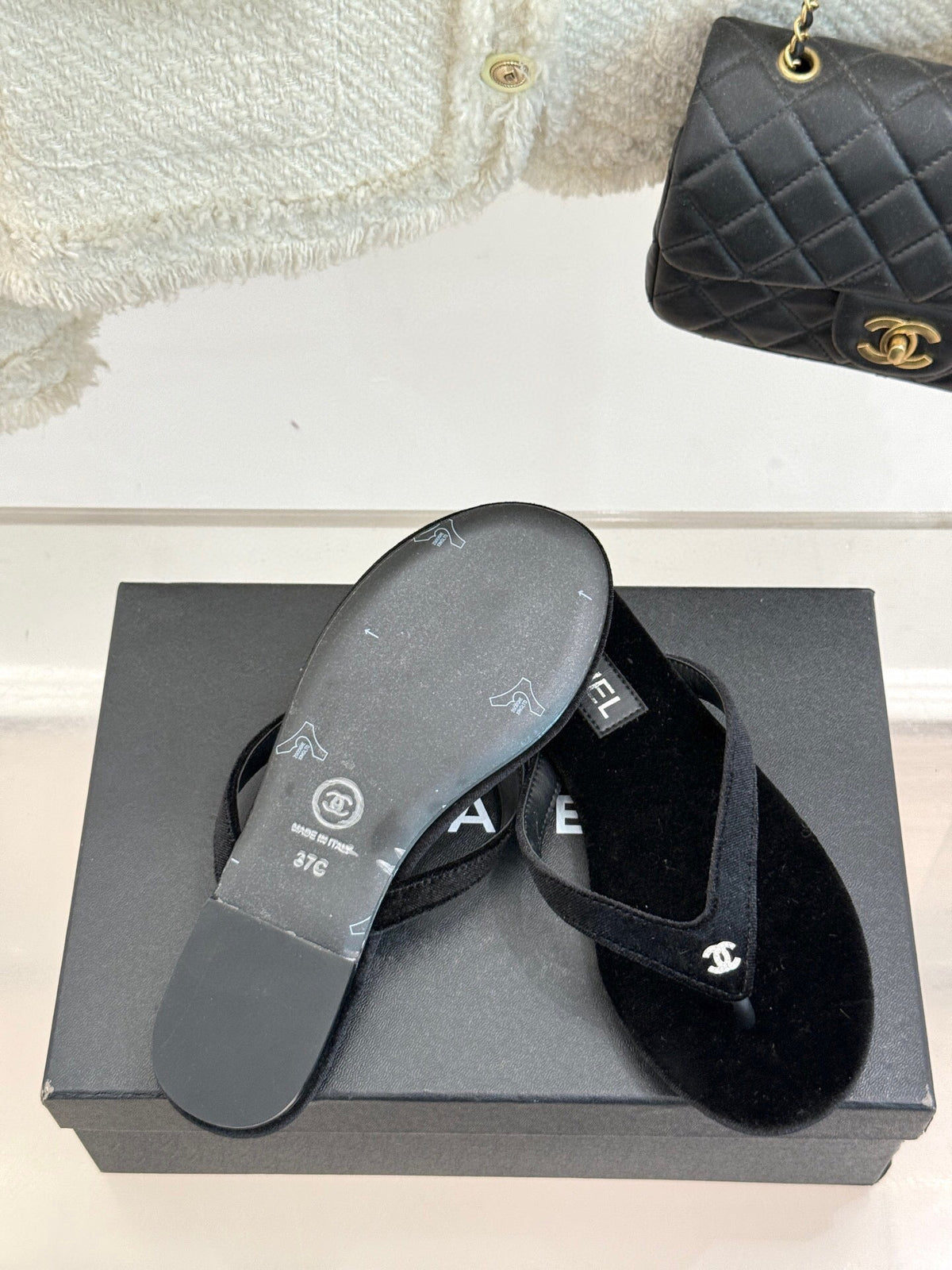 THONG SANDALS IN BLACK VELVET EMBOSSED CRYSTAL