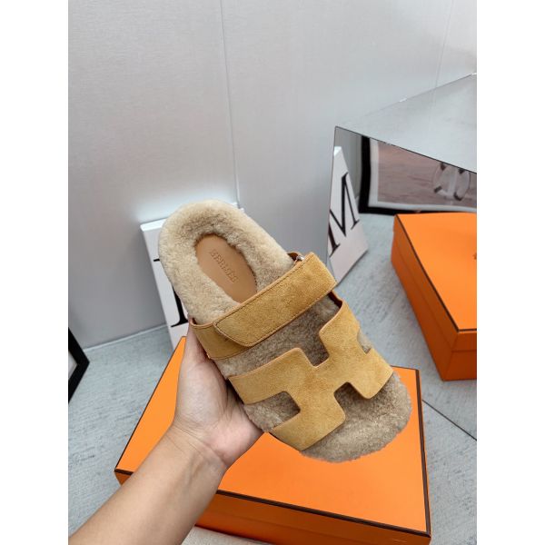 HERM Women's Chypre Sandals in Beige Suede with Shearling