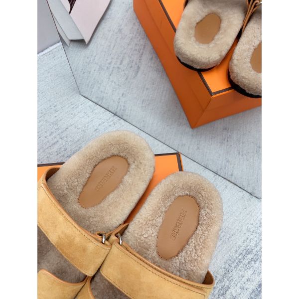 HERM Women's Chypre Sandals in Beige Suede with Shearling