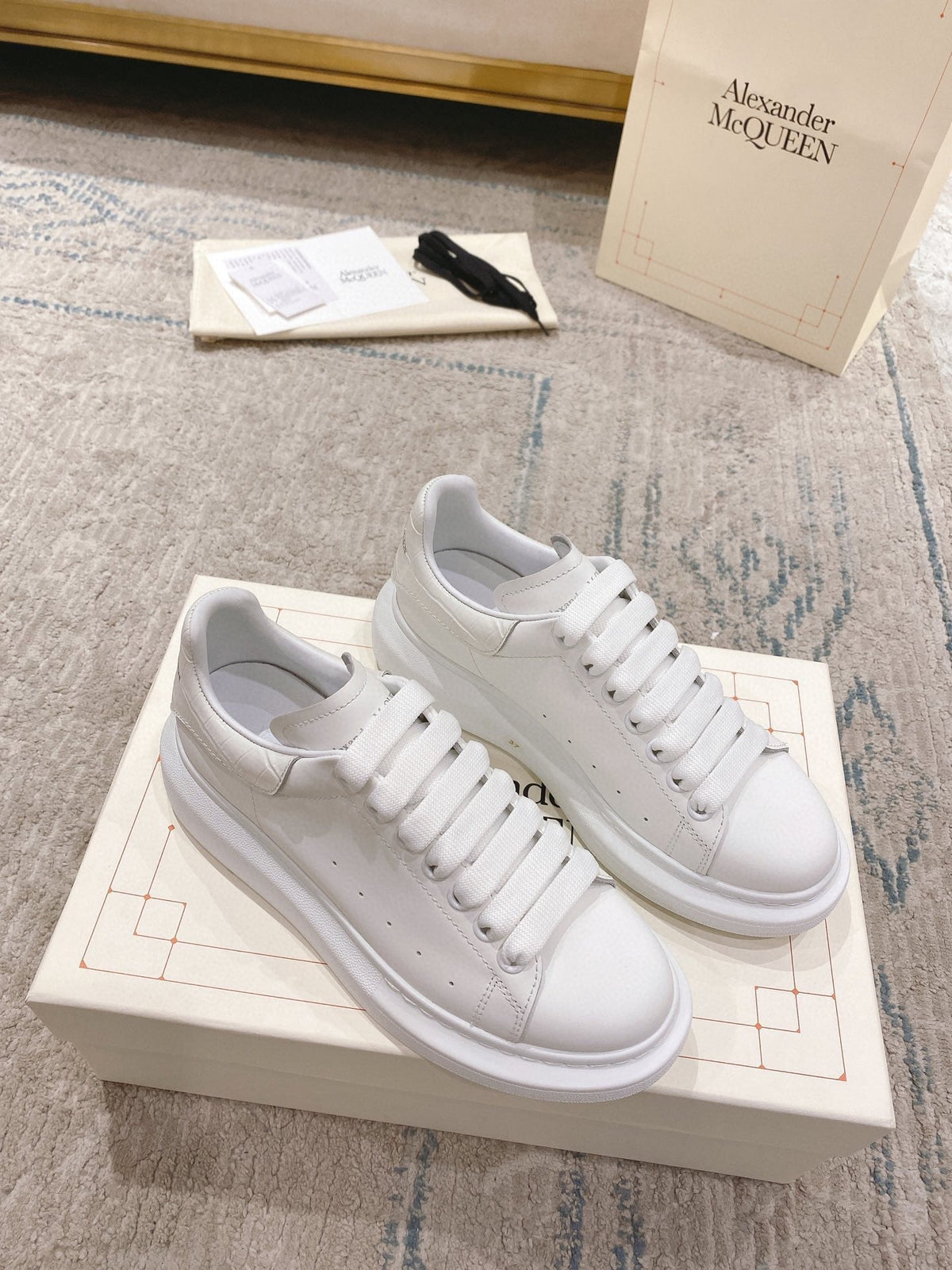 Sneakers & Shoes