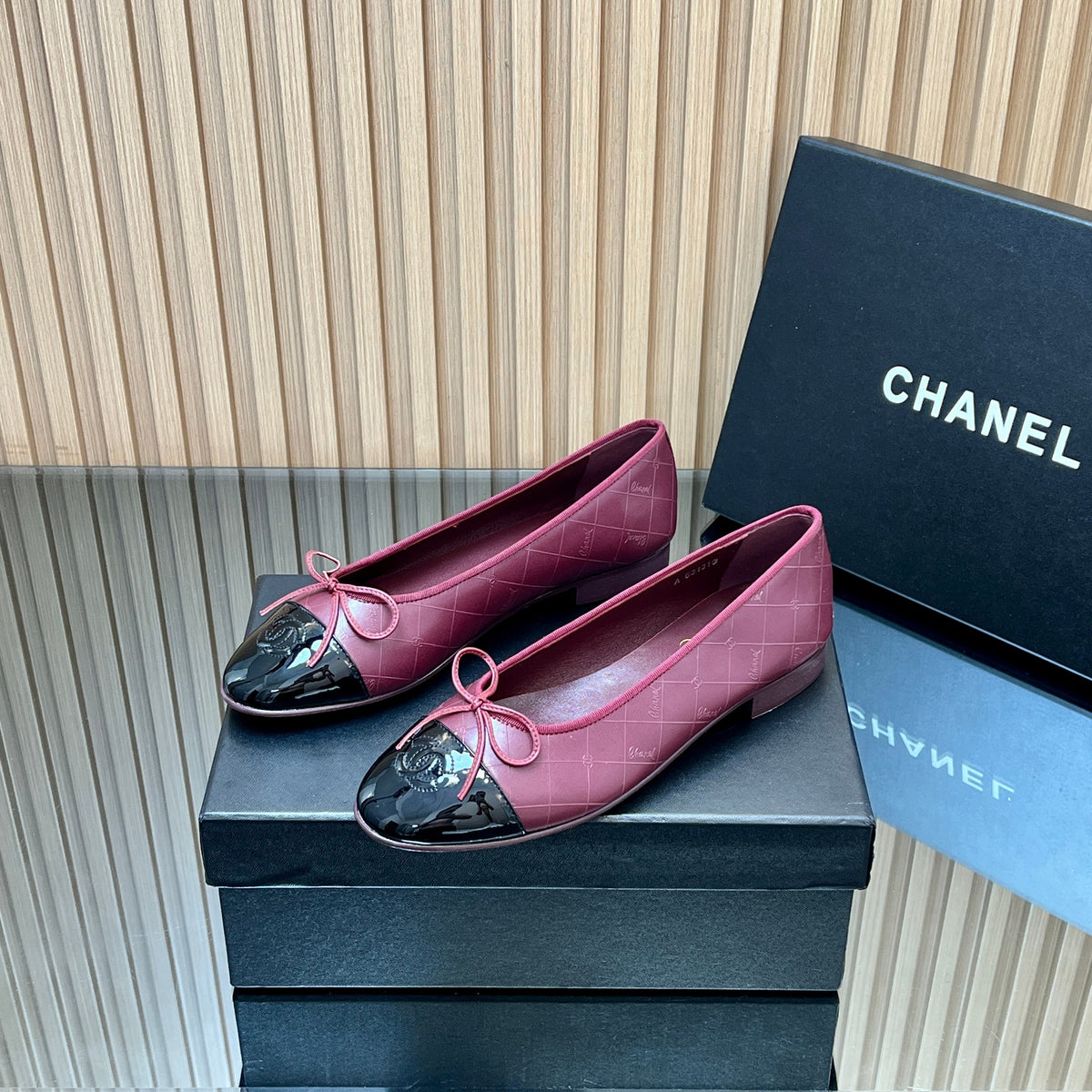 CHANEL 25S BALLET FLATS 20MM IN DEEP PLUM AND BLACK CALFSKIN GLOSSY WITH BOW
