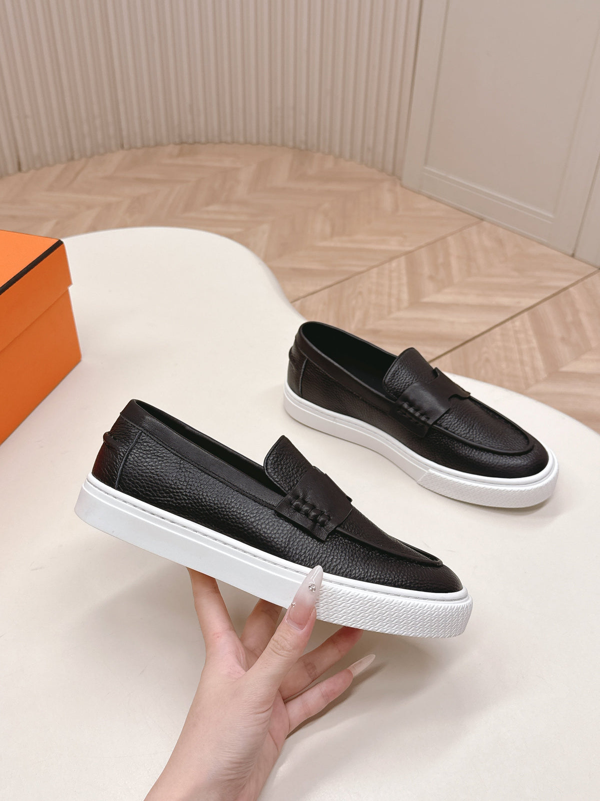 HM 25S SLIP-ON IN BLACK GRAINED LEATHER