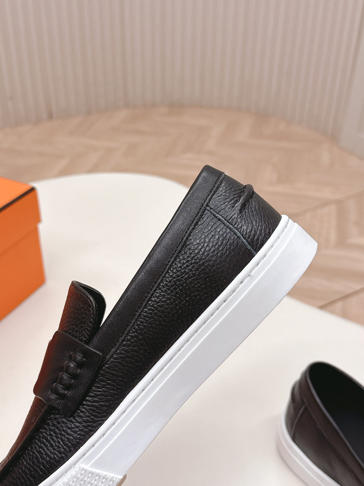 HM 25S SLIP-ON IN BLACK GRAINED LEATHER