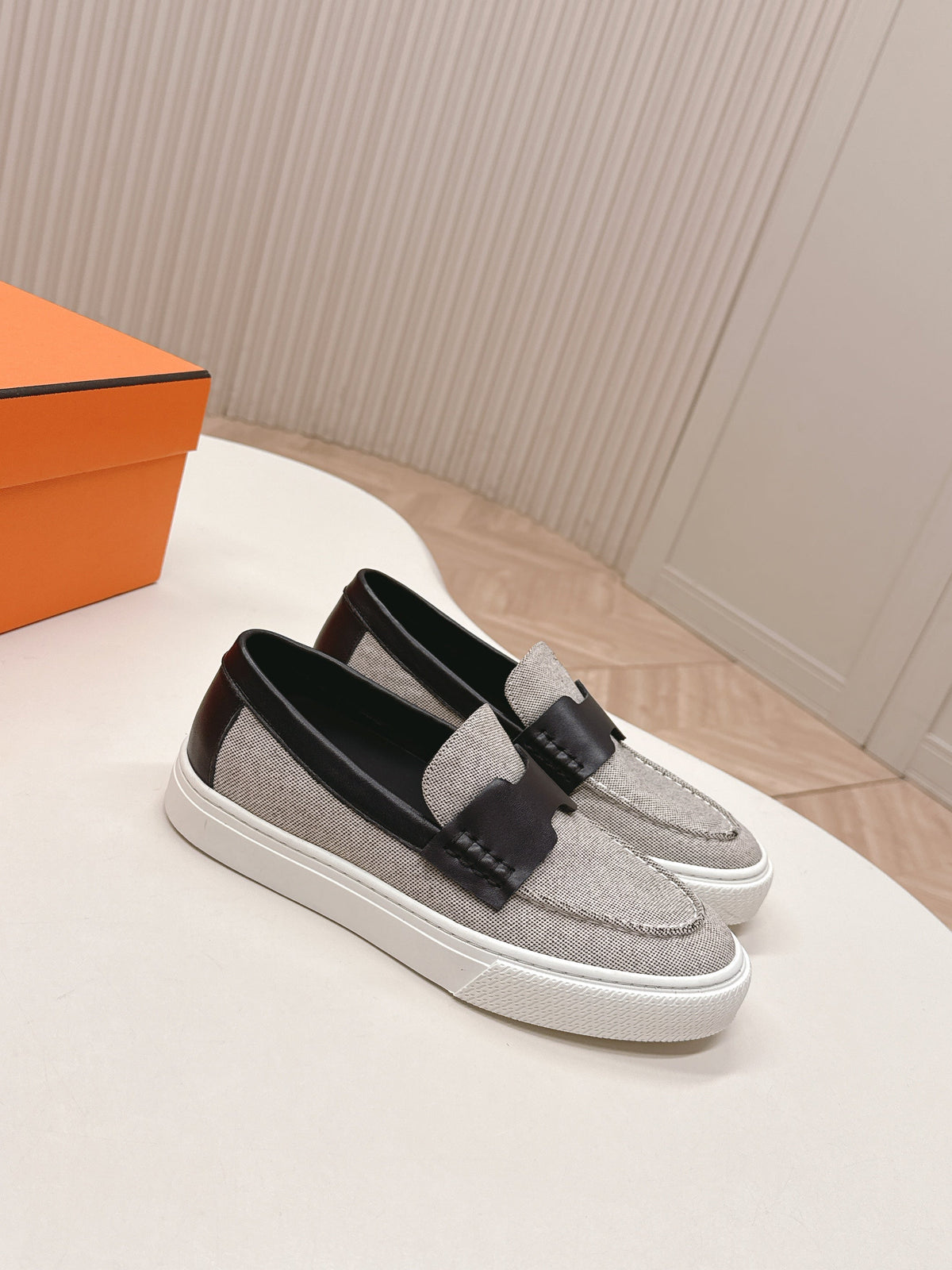 HM 25S SLIP-ON IN LIGHT GREY CANVAS AND BLACK LAMBSKIN