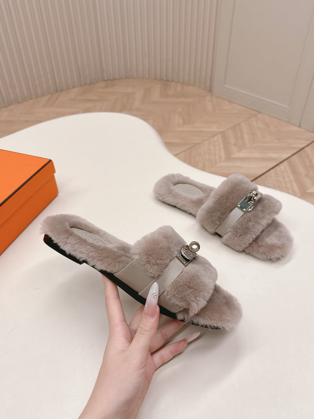 HM 25S ORAN SANDAL IN PALE BEIGE GRAY SHEARLING WITH SILVER HARDWARE