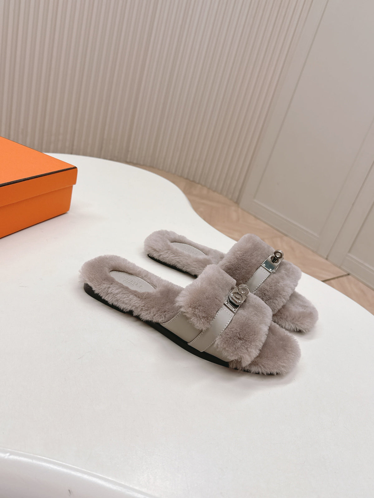 HM 25S ORAN SANDAL IN PALE BEIGE GRAY SHEARLING WITH SILVER HARDWARE