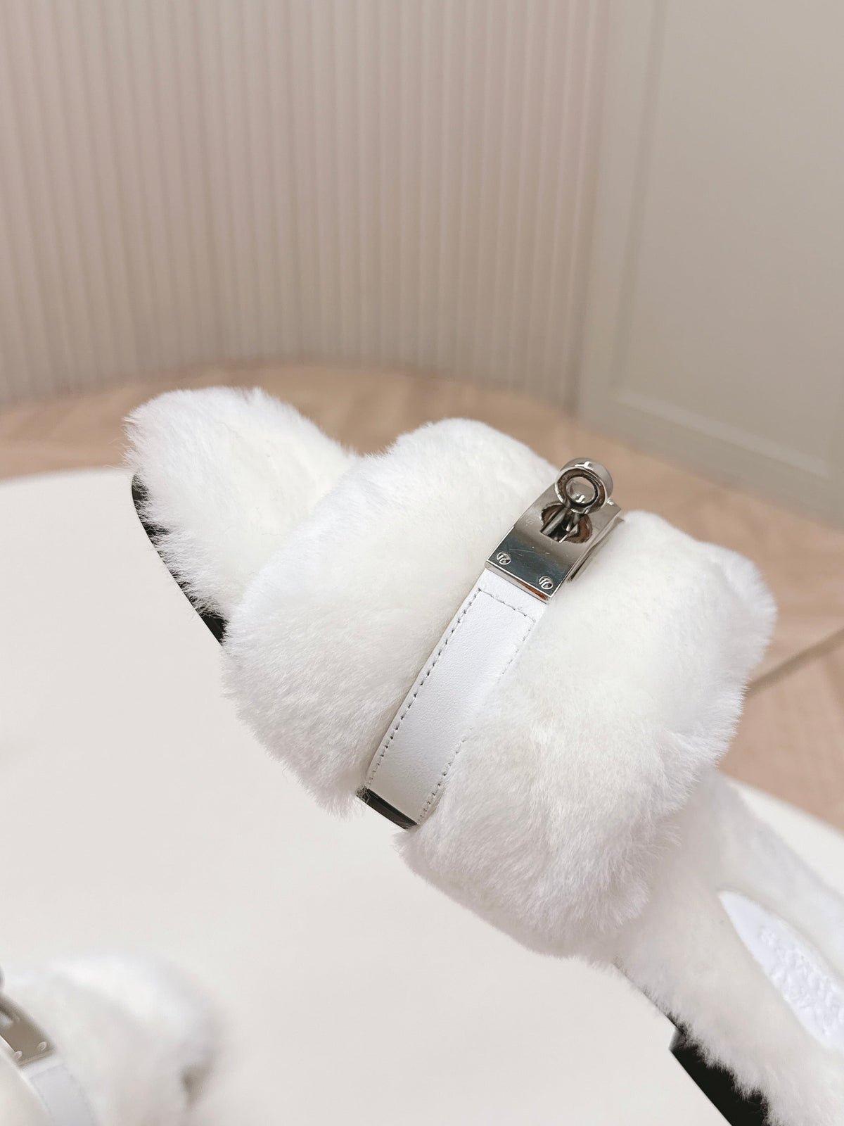 HM 25S ORAN SANDAL IN WHITE SHEARLING WITH SILVER HARDWARE