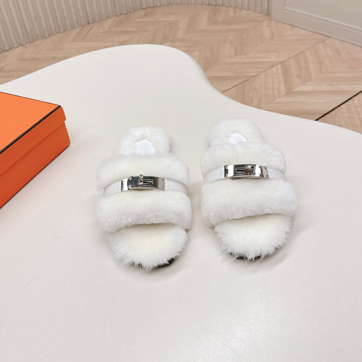 HM 25S ORAN SANDAL IN WHITE SHEARLING WITH SILVER HARDWARE
