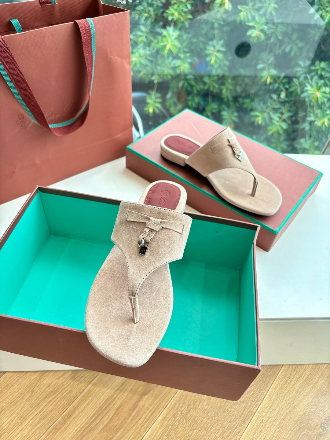 LP THONG SANDALS 25S IN WARM BEIGE SUEDE