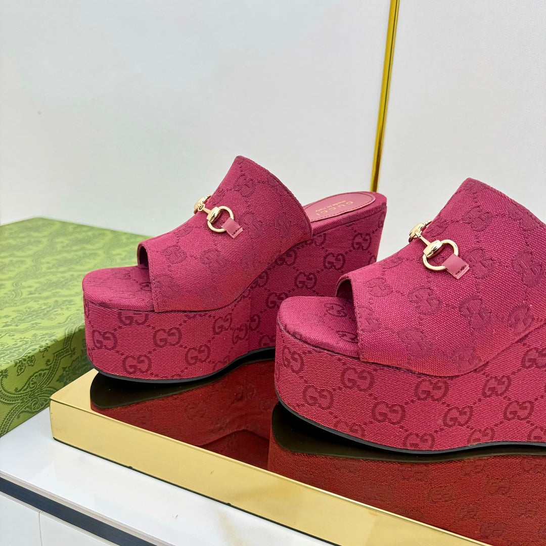 GG WEDGE SLIDES 110 IN RED FABRIC WITH GOLD HARDWARE