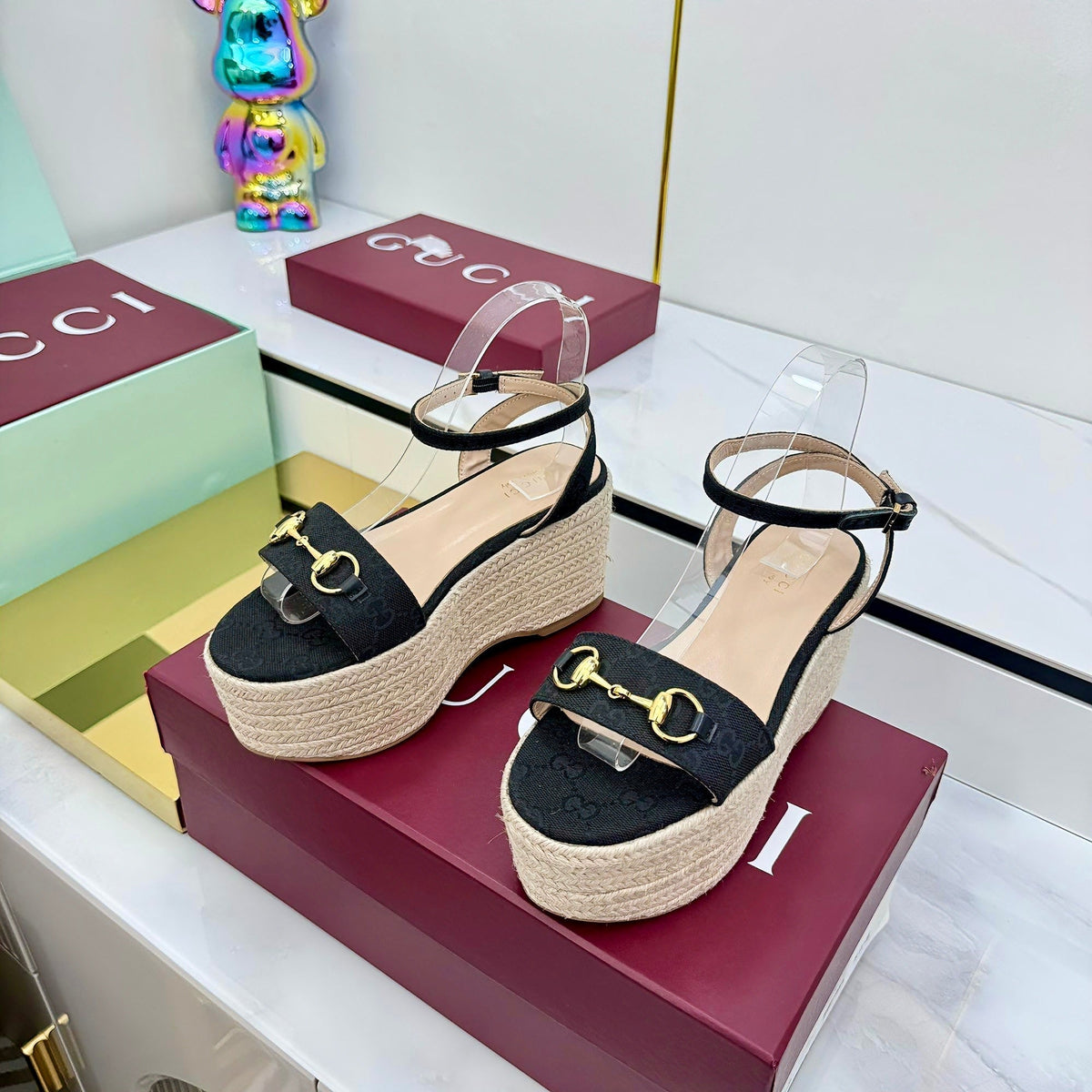GG HIGH WEDGE SANDALS IN BLACK FABRIC AND RAFFIA WITH GOLD HARDWARE